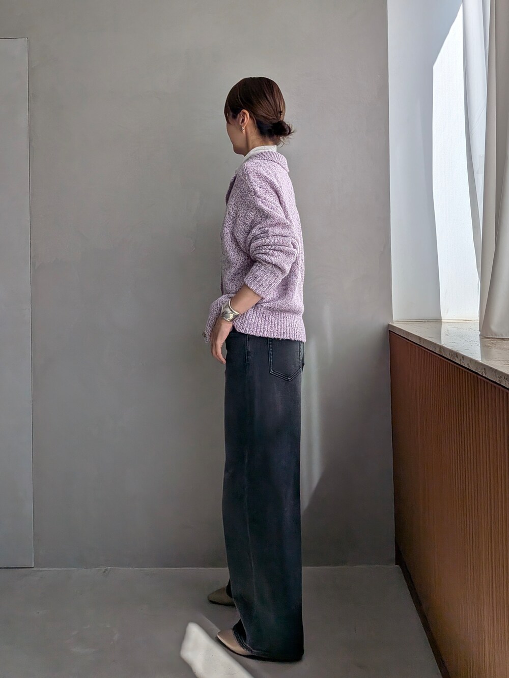 パープル系のニット/セーター、ホワイト系のTシャツ/カットソー、ブラック系のデニムパンツを着用したレディースの秋コーディネートの4枚目の写真