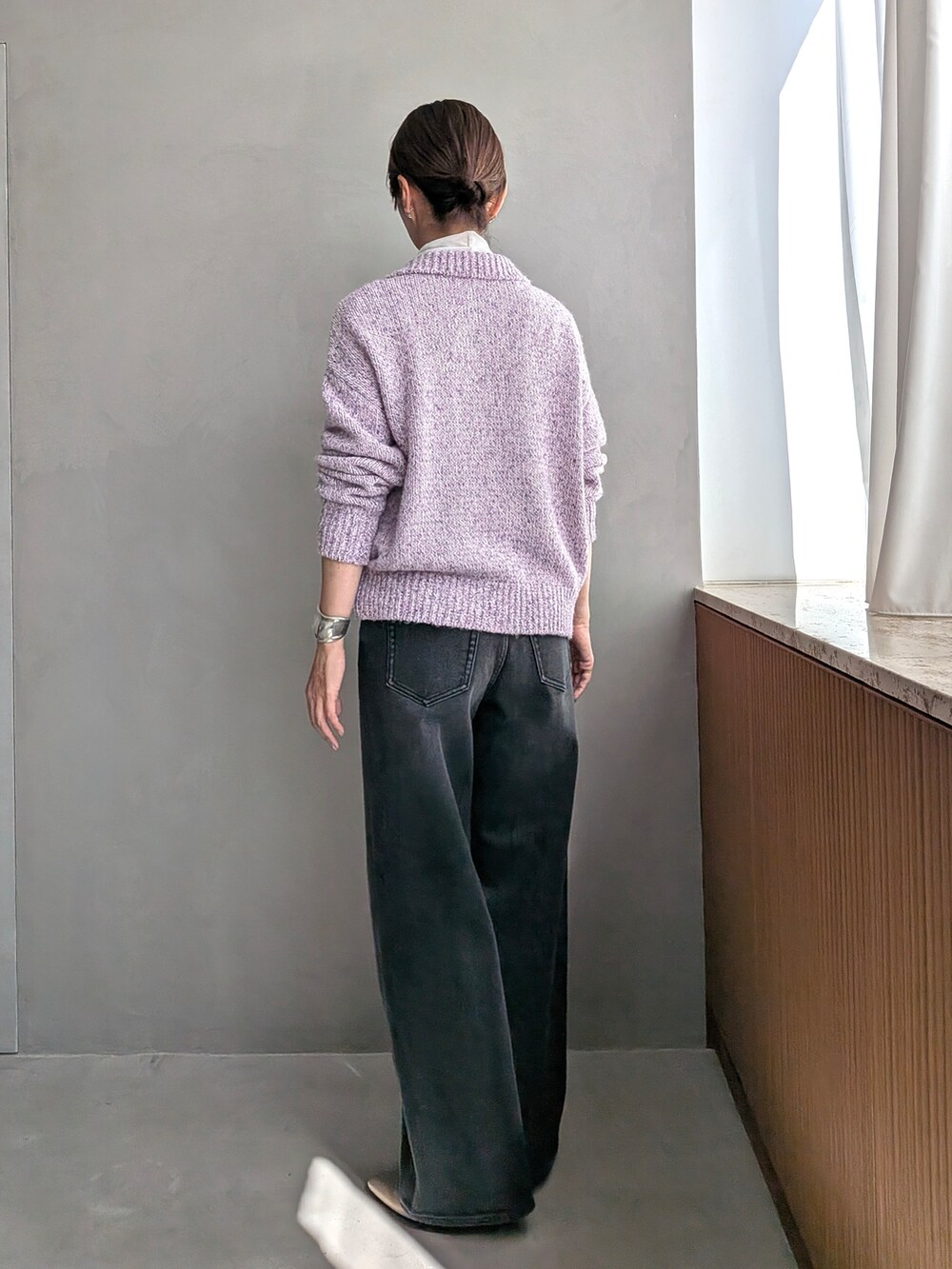 パープル系のニット/セーター、ホワイト系のTシャツ/カットソー、ブラック系のデニムパンツを着用したレディースの秋コーディネートの5枚目の写真