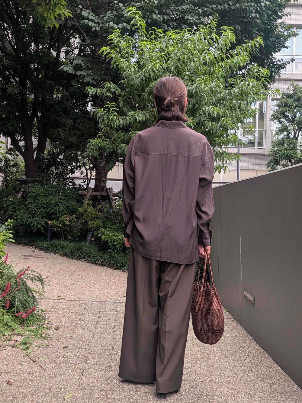 ブラウン系のシャツ/ブラウス、ブラウン系のその他パンツ、その他のトートバッグを着用したレディースの夏コーディネートの3枚目の写真