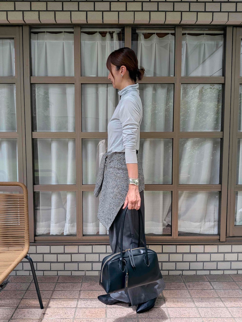 グレー系のその他パンツ、ブラック系のボストンバッグを着用したレディースの夏コーディネートの2枚目の写真