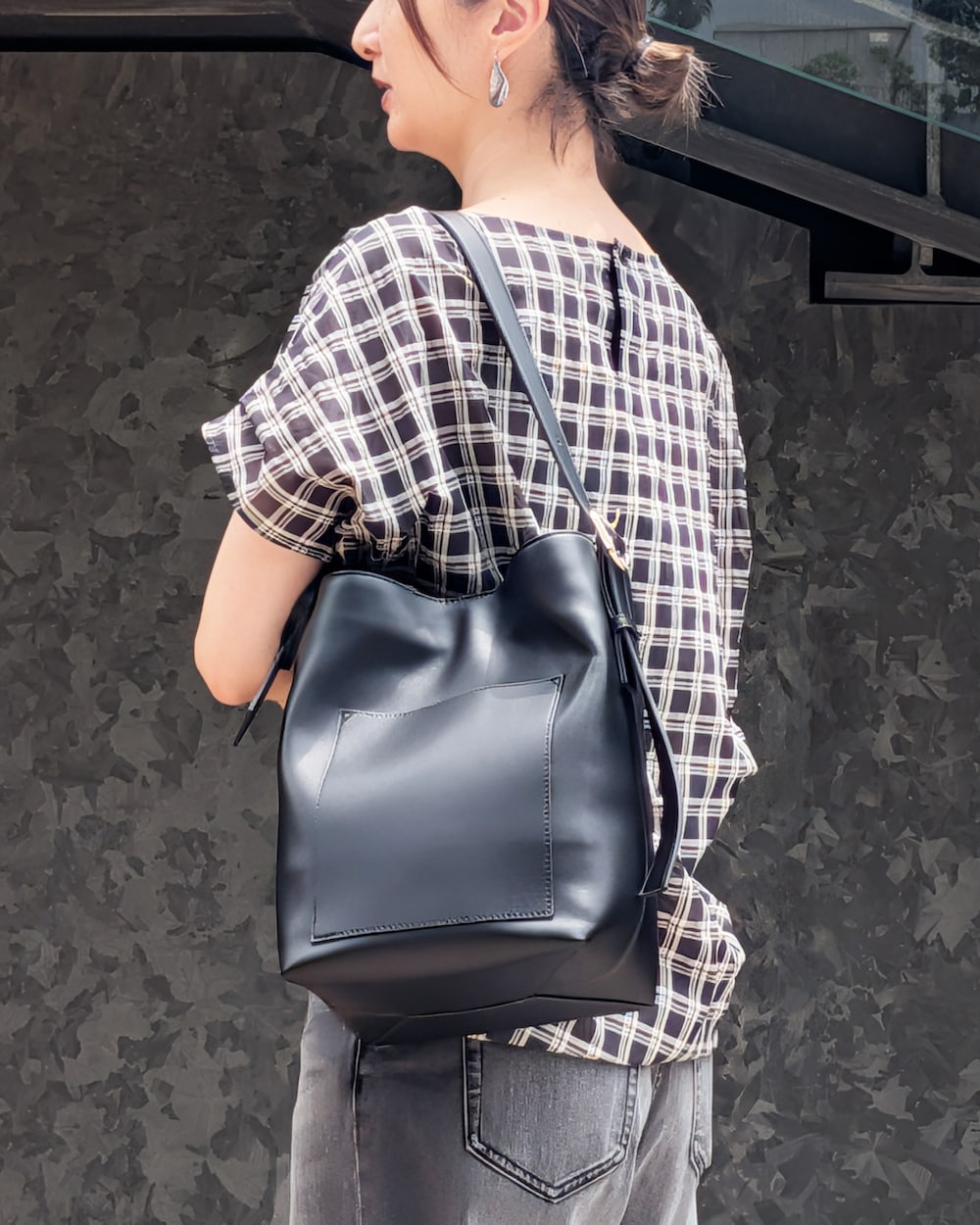 ブラック系のシャツ/ブラウス、ブラック系のデニムパンツ、ブラック系のショルダーバッグを着用したレディースの夏コーディネートの4枚目の写真