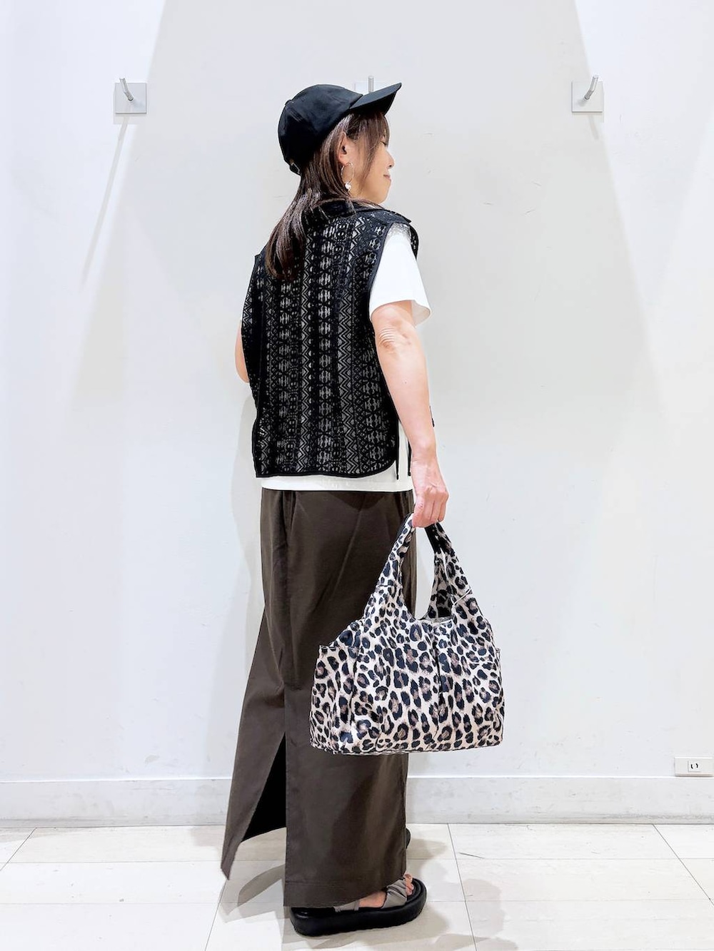 その他のトートバッグ、ブラウン系のスカート、ホワイト系のTシャツ/カットソーを着用したレディースの夏コーディネートの3枚目の写真