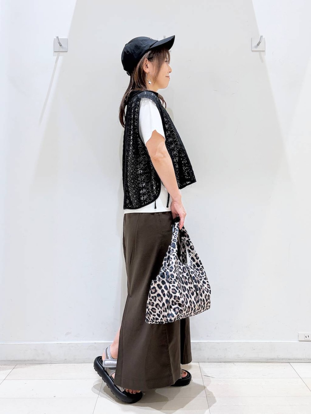 その他のトートバッグ、ブラウン系のスカート、ホワイト系のTシャツ/カットソーを着用したレディースの夏コーディネートの2枚目の写真