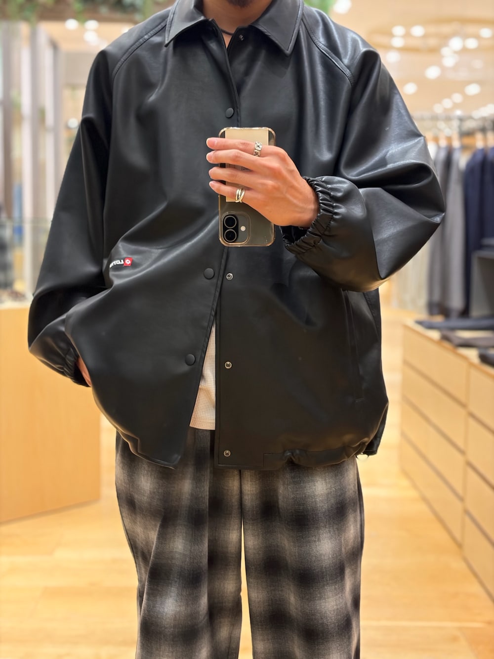 ブラック系のその他アウター、ブラック系のその他パンツを着用したメンズの秋コーディネートの2枚目の写真