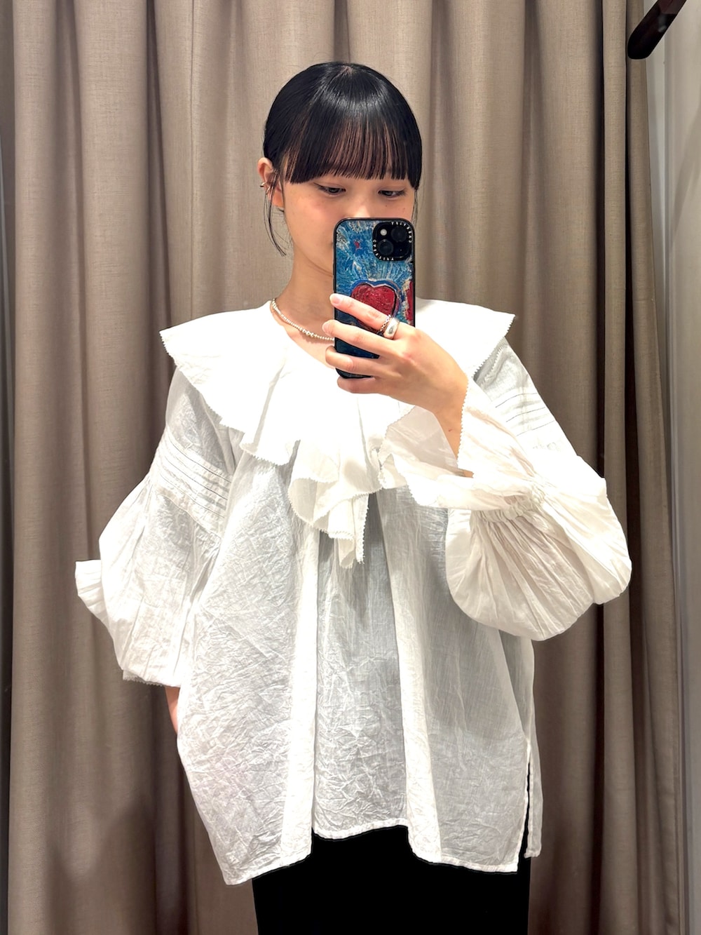 ホワイト系のシャツ/ブラウス、ブラック系のその他パンツ、ブラック系のスニーカーを着用したレディースの春コーディネートの2枚目の写真