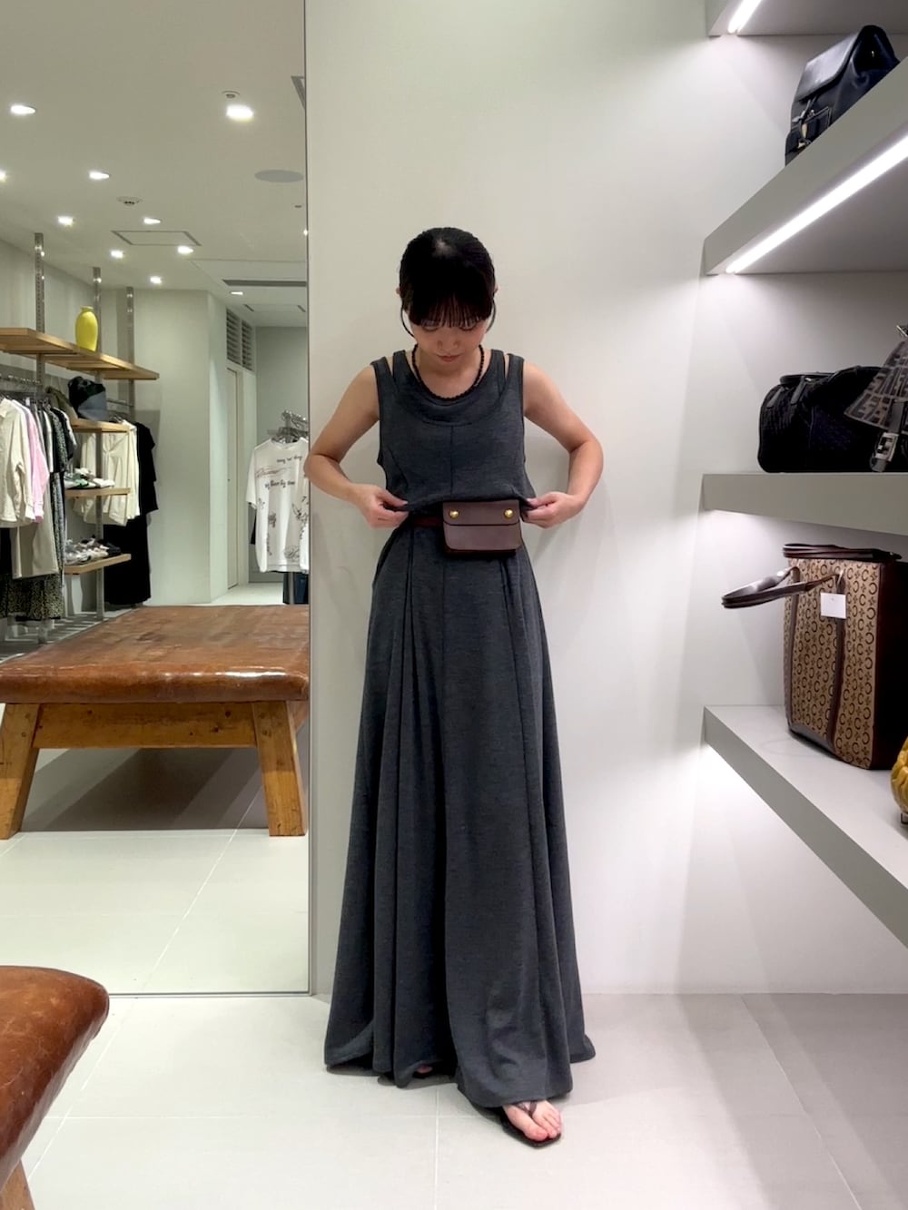 グレー系のワンピース、グレー系のニット/セーター、ブラック系のサンダルを着用したレディースの夏コーディネートの2枚目の写真