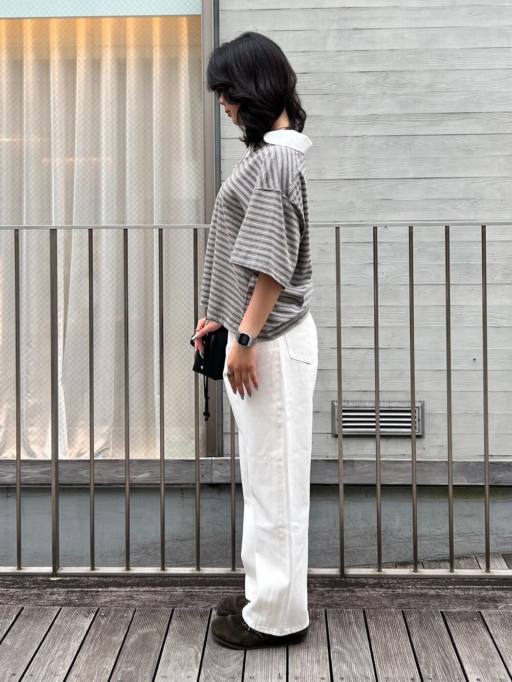 ホワイト系のその他パンツ、その他のTシャツ/カットソーを着用したレディースの夏コーディネートの2枚目の写真