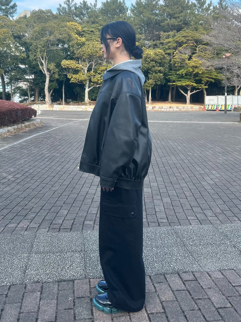 ブラック系のTシャツ/カットソー、ブラック系のカーゴパンツ、グレー系のパーカーを着用したレディースの冬コーディネートの2枚目の写真