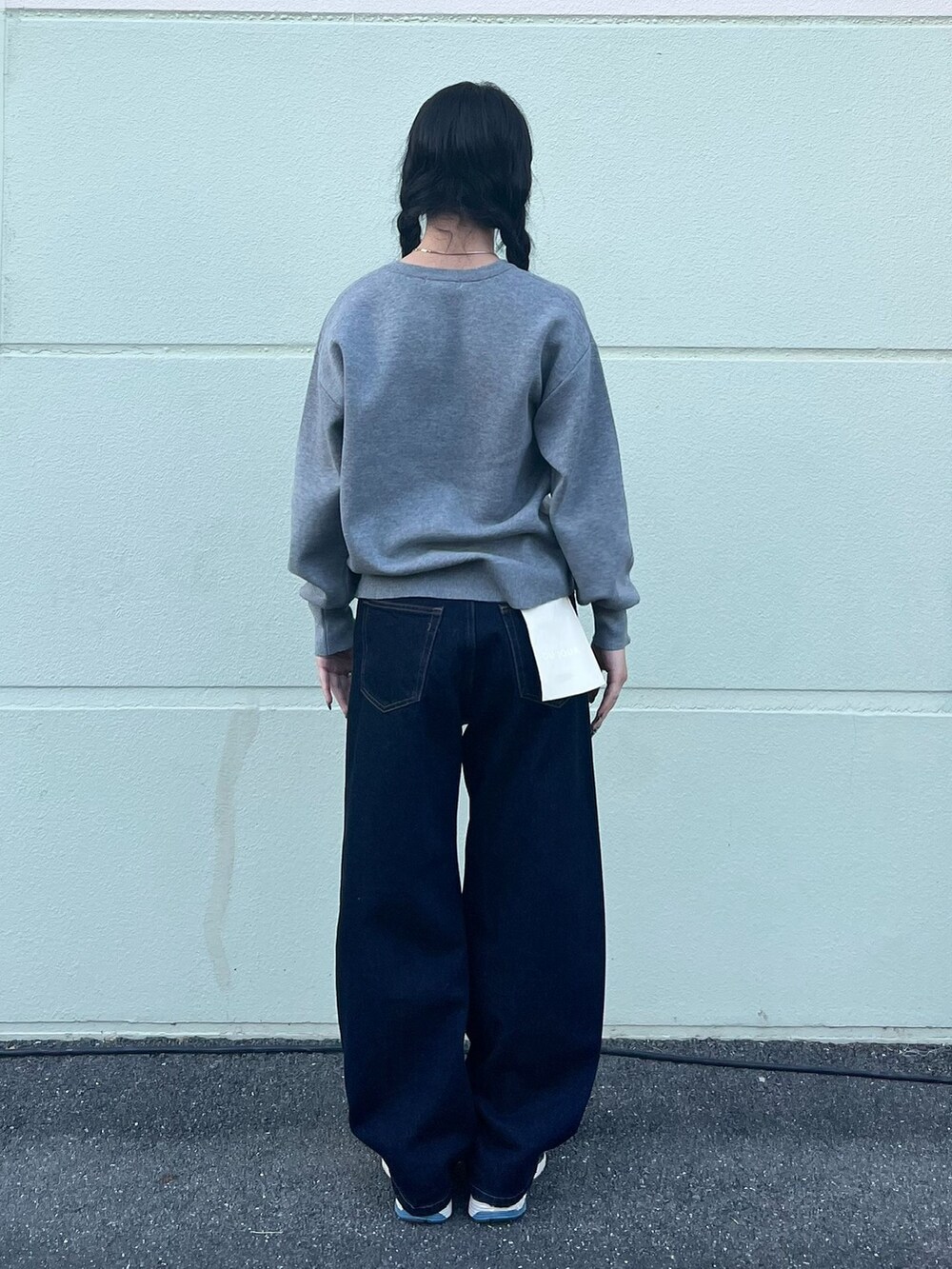 ブルー系のデニムパンツ、グレー系のニット/セーターを着用したレディースの冬コーディネートの3枚目の写真