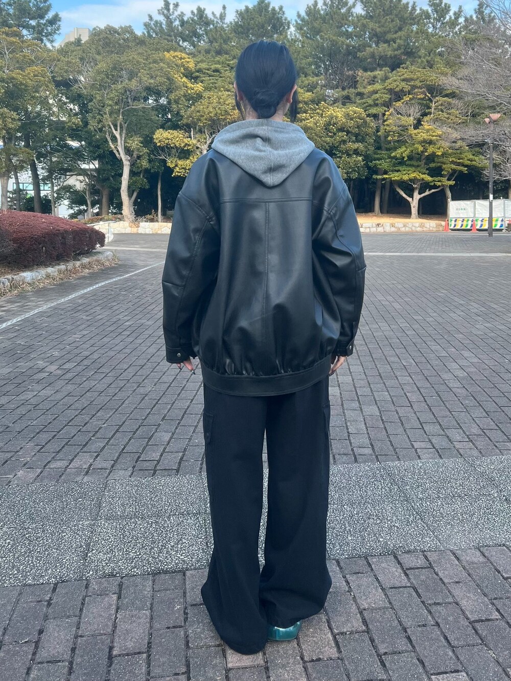 ブラック系のTシャツ/カットソー、ブラック系のカーゴパンツ、グレー系のパーカーを着用したレディースの冬コーディネートの3枚目の写真