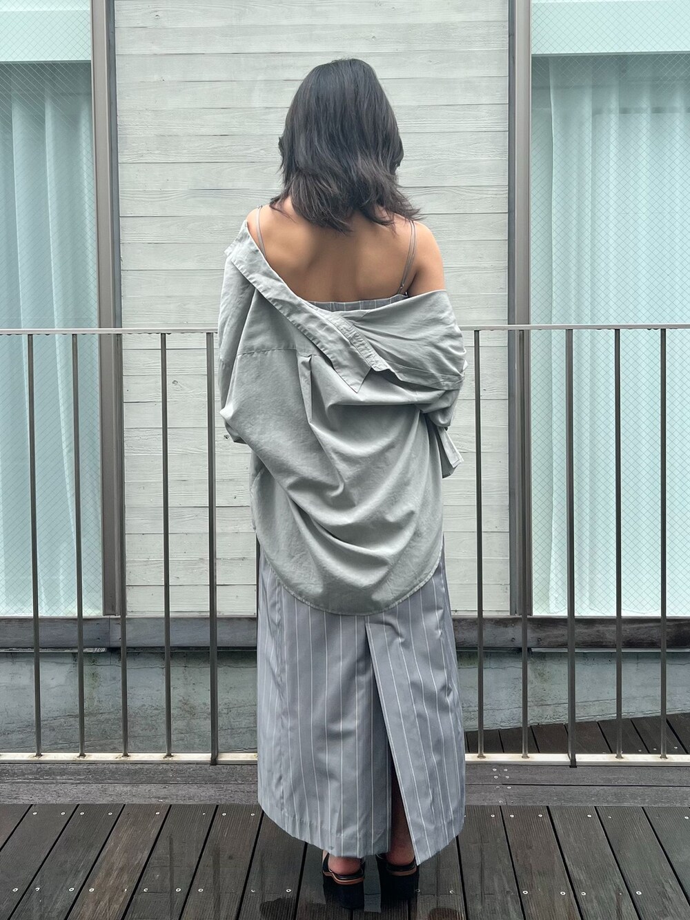 グレー系のワンピース、グレー系のシャツ/ブラウスを着用したレディースの夏コーディネートの3枚目の写真