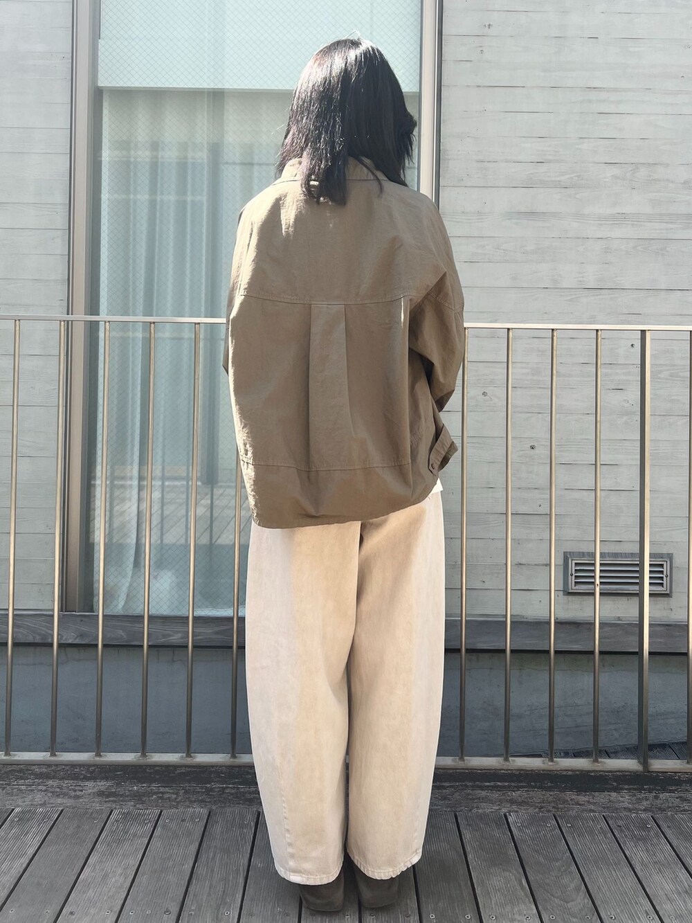 ベージュ系のデニムパンツ、グリーン系のシャツ/ブラウス、イエロー系のTシャツ/カットソーを着用したレディースの春コーディネートの3枚目の写真