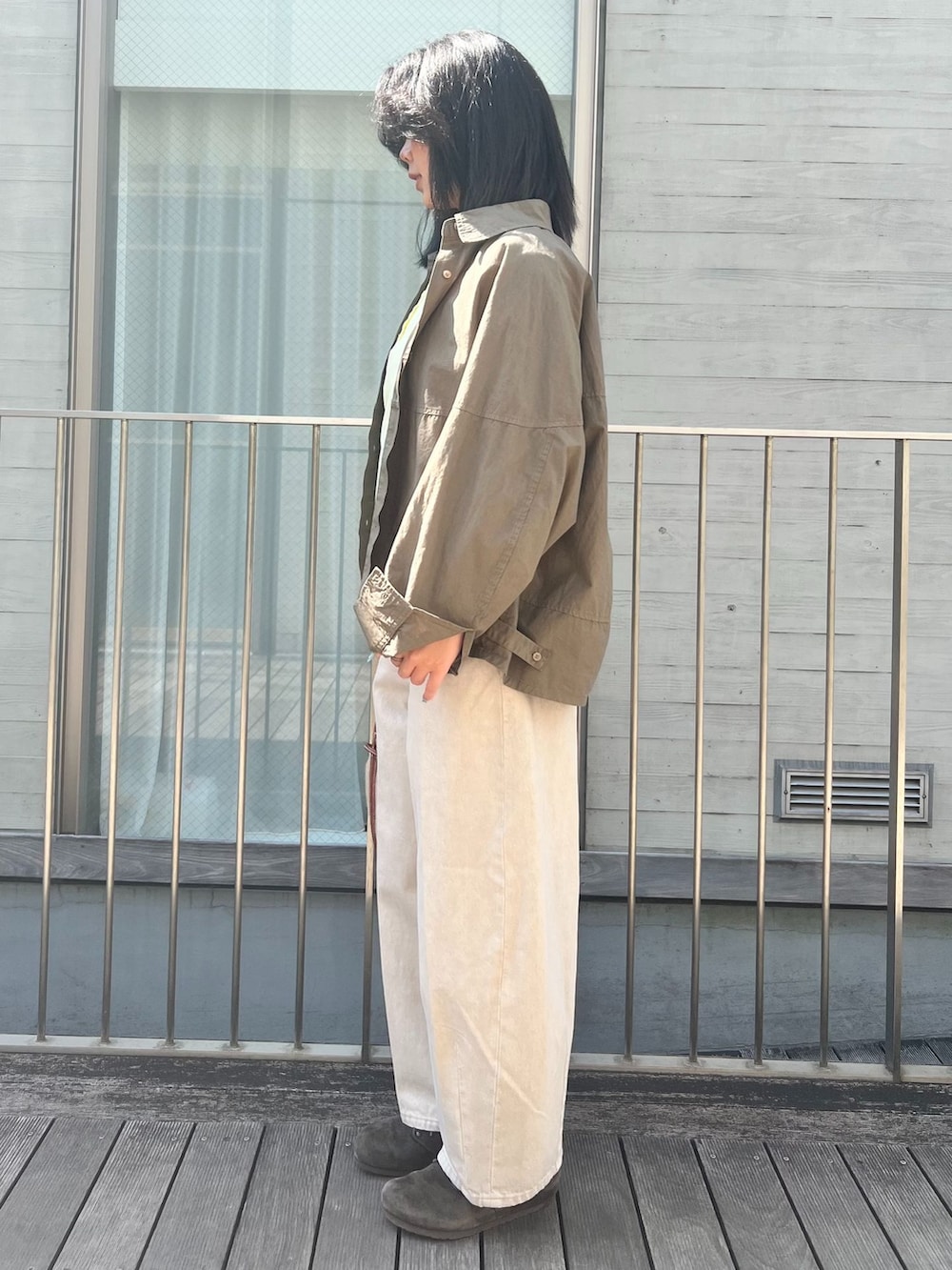 ベージュ系のデニムパンツ、グリーン系のシャツ/ブラウス、イエロー系のTシャツ/カットソーを着用したレディースの春コーディネートの2枚目の写真