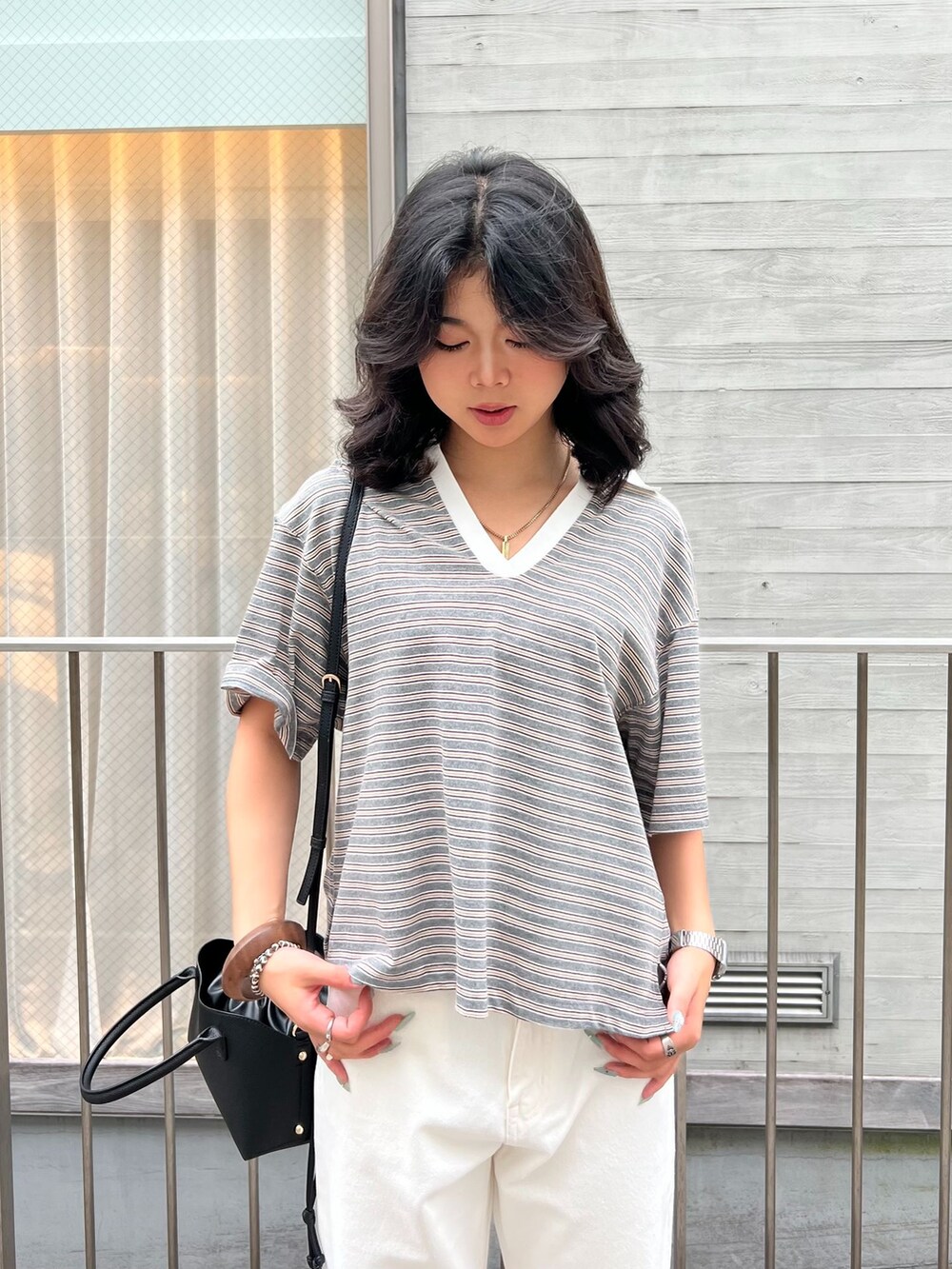 ホワイト系のその他パンツ、その他のTシャツ/カットソーを着用したレディースの夏コーディネートの4枚目の写真