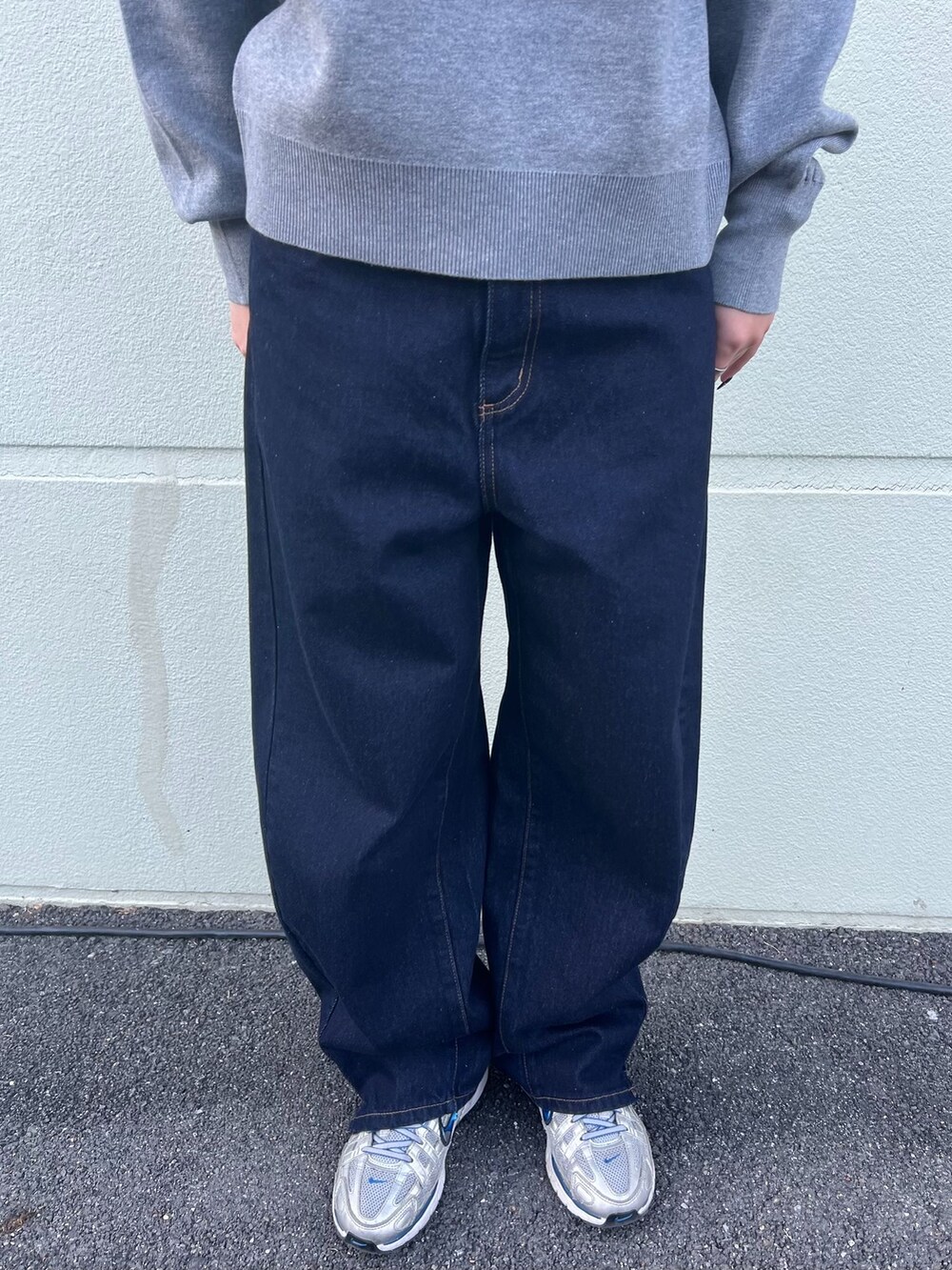 ブルー系のデニムパンツ、グレー系のニット/セーターを着用したレディースの冬コーディネートの5枚目の写真