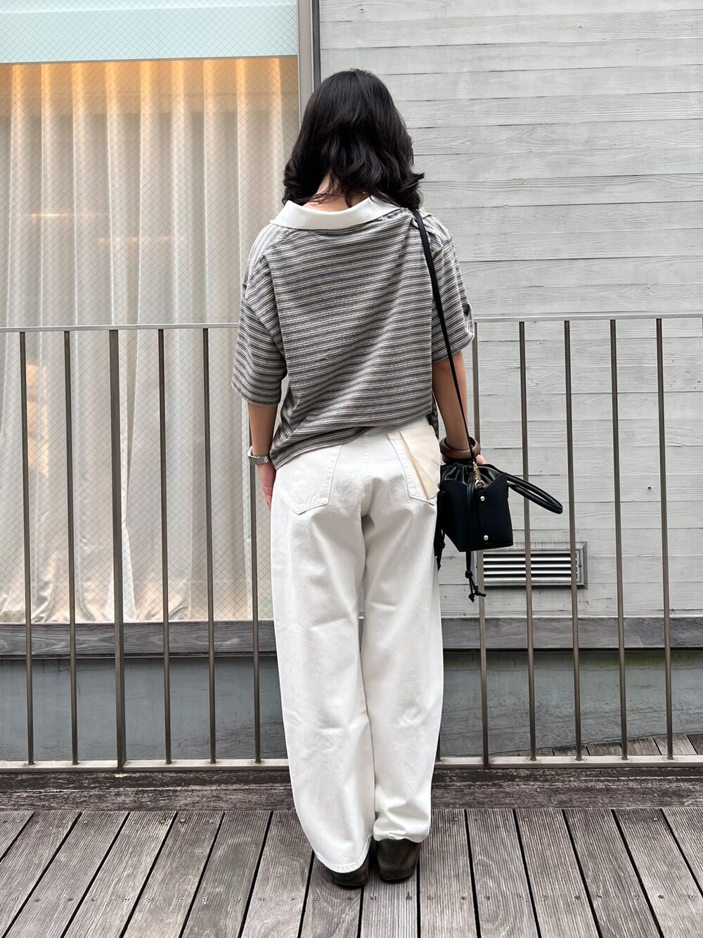 ホワイト系のその他パンツ、その他のTシャツ/カットソーを着用したレディースの夏コーディネートの3枚目の写真