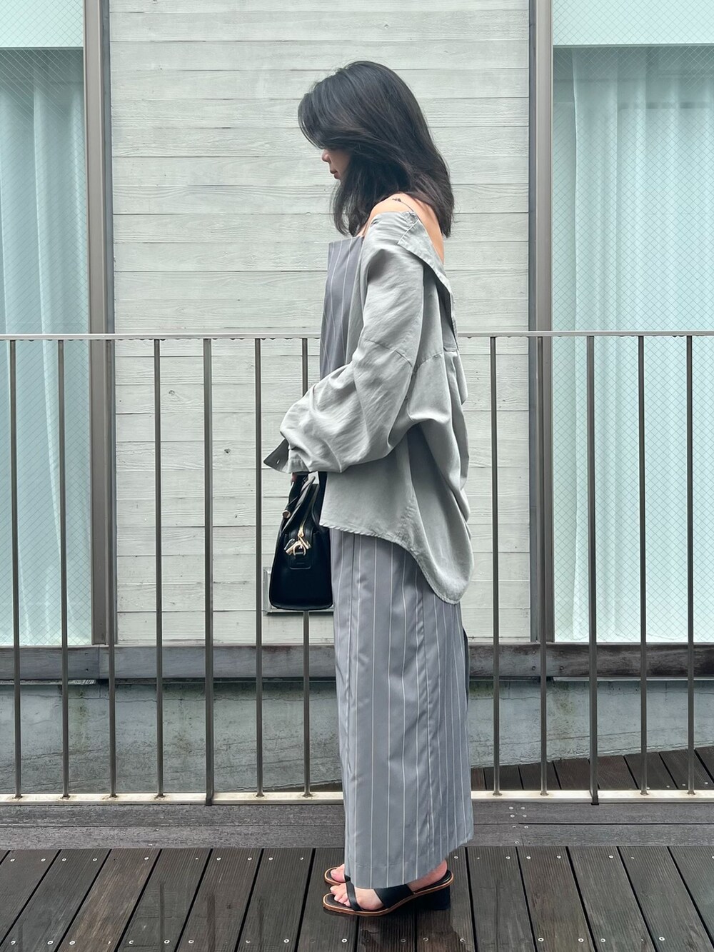 グレー系のワンピース、グレー系のシャツ/ブラウスを着用したレディースの夏コーディネートの2枚目の写真