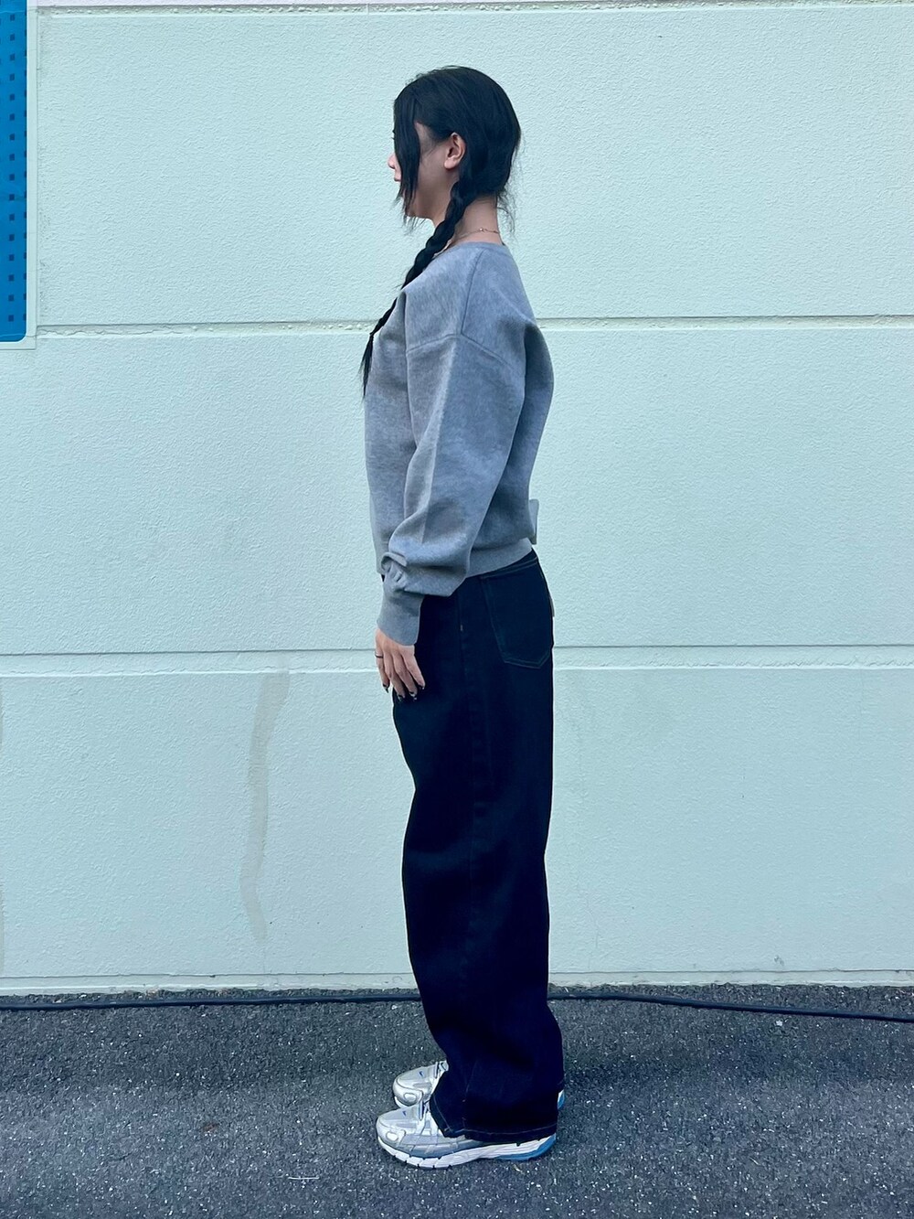 ブルー系のデニムパンツ、グレー系のニット/セーターを着用したレディースの冬コーディネートの2枚目の写真