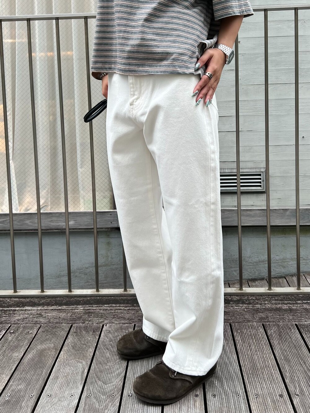 ホワイト系のその他パンツ、その他のTシャツ/カットソーを着用したレディースの夏コーディネートの5枚目の写真