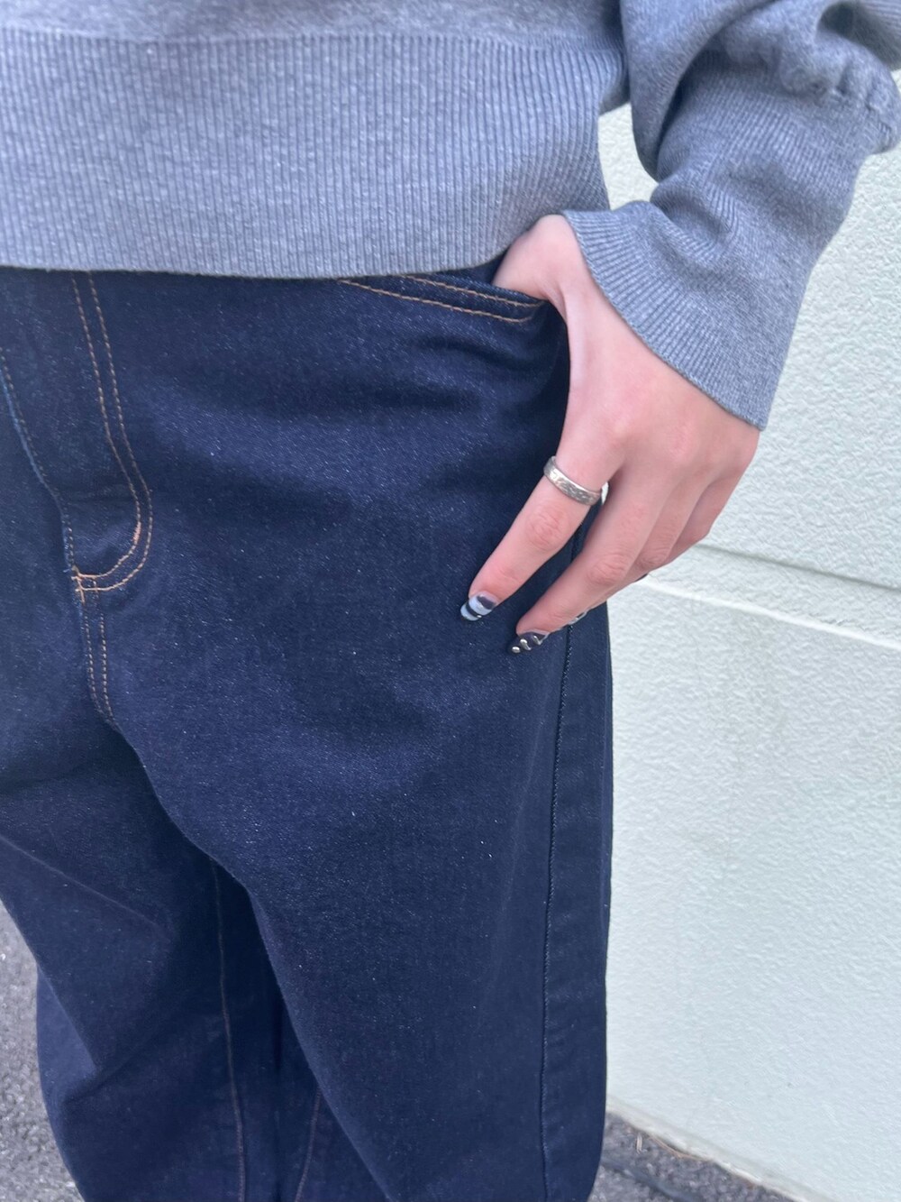 ブルー系のデニムパンツ、グレー系のニット/セーターを着用したレディースの冬コーディネートの6枚目の写真