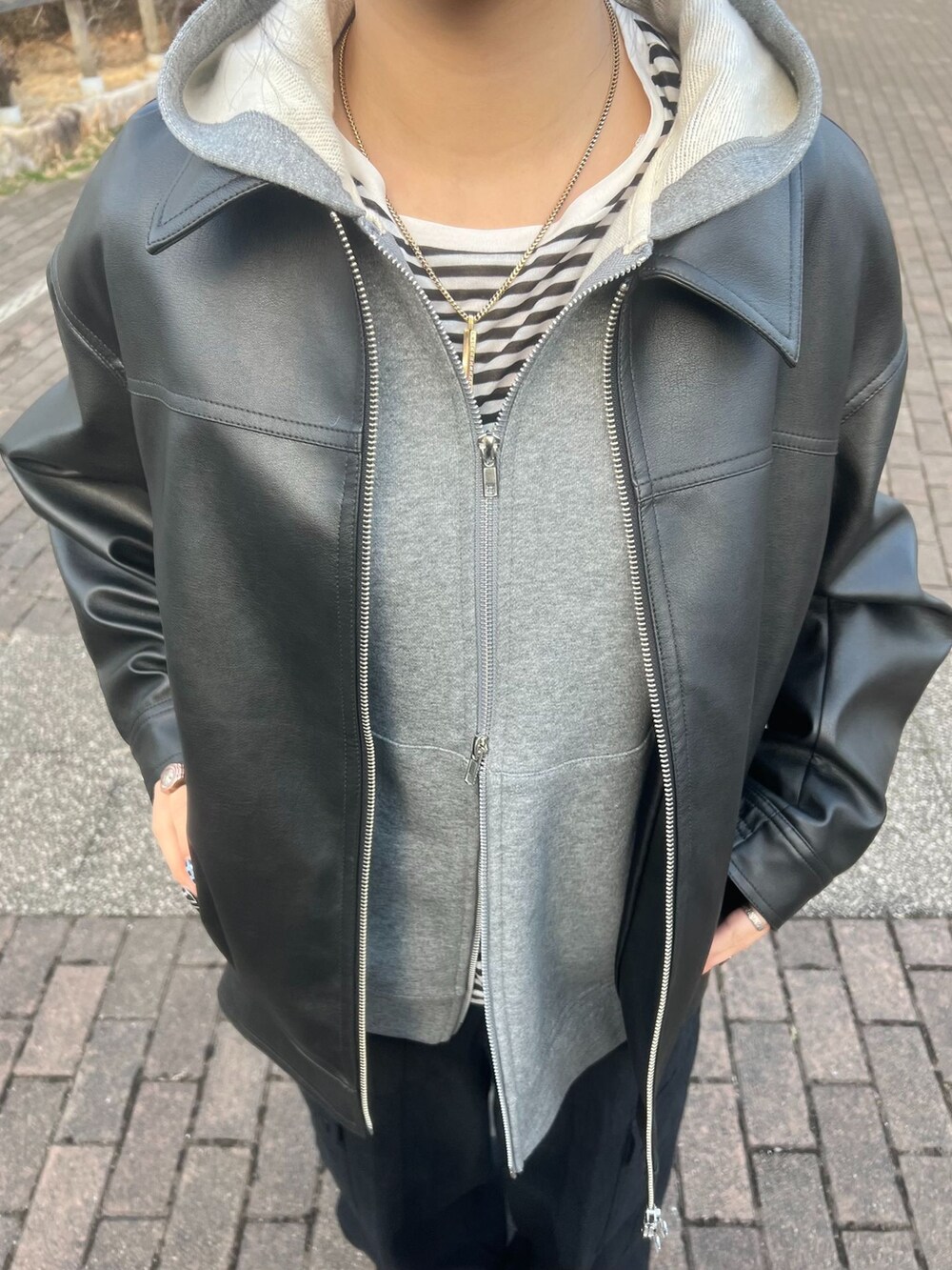 ブラック系のTシャツ/カットソー、ブラック系のカーゴパンツ、グレー系のパーカーを着用したレディースの冬コーディネートの5枚目の写真