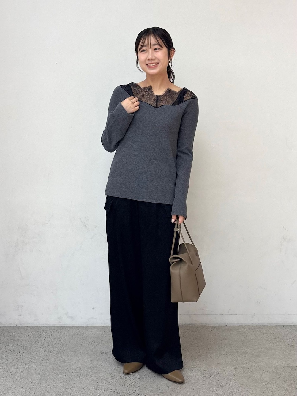 グレー系のその他アウター、ブラック系のカーゴパンツ、グレー系のニット/セーターを着用したレディースの秋コーディネートの5枚目の写真