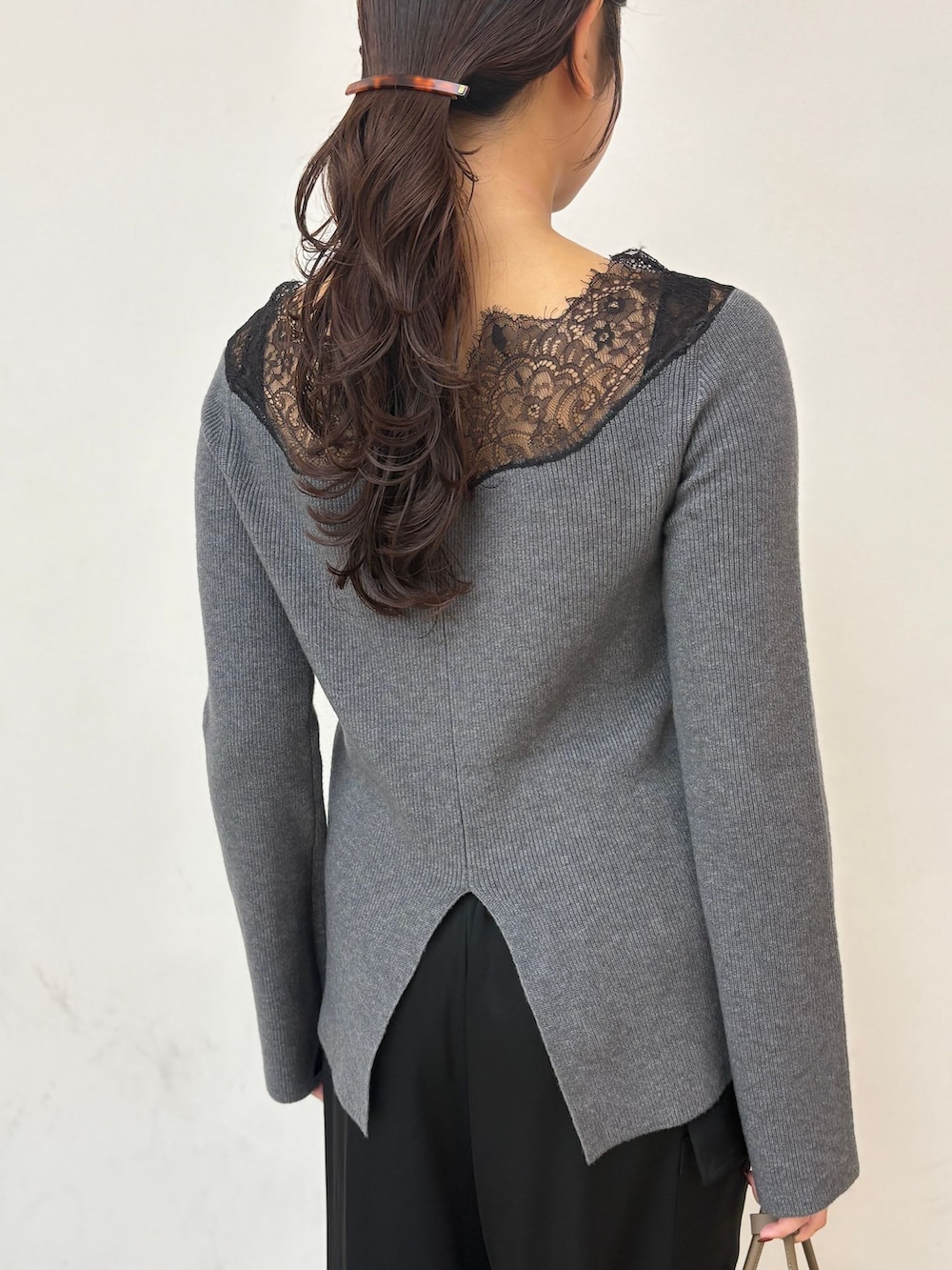 グレー系のその他アウター、ブラック系のカーゴパンツ、グレー系のニット/セーターを着用したレディースの秋コーディネートの8枚目の写真
