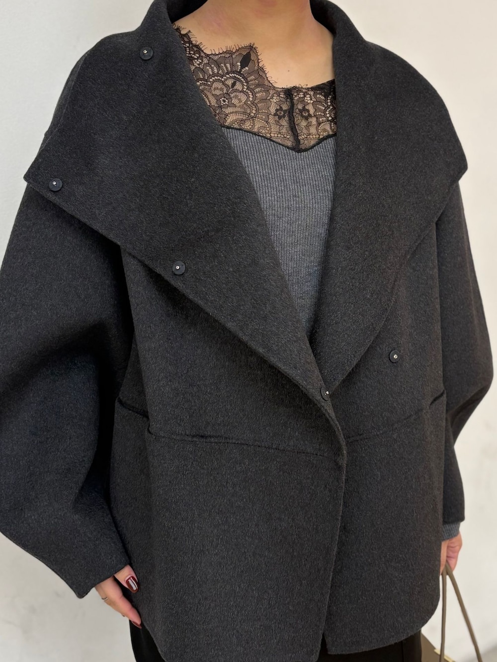グレー系のその他アウター、ブラック系のカーゴパンツ、グレー系のニット/セーターを着用したレディースの秋コーディネートの7枚目の写真