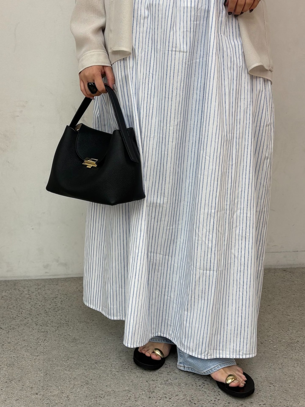 ブルー系のデニムパンツ、ブルー系のワンピース、ホワイト系のシャツ/ブラウスを着用したレディースの夏コーディネートの7枚目の写真