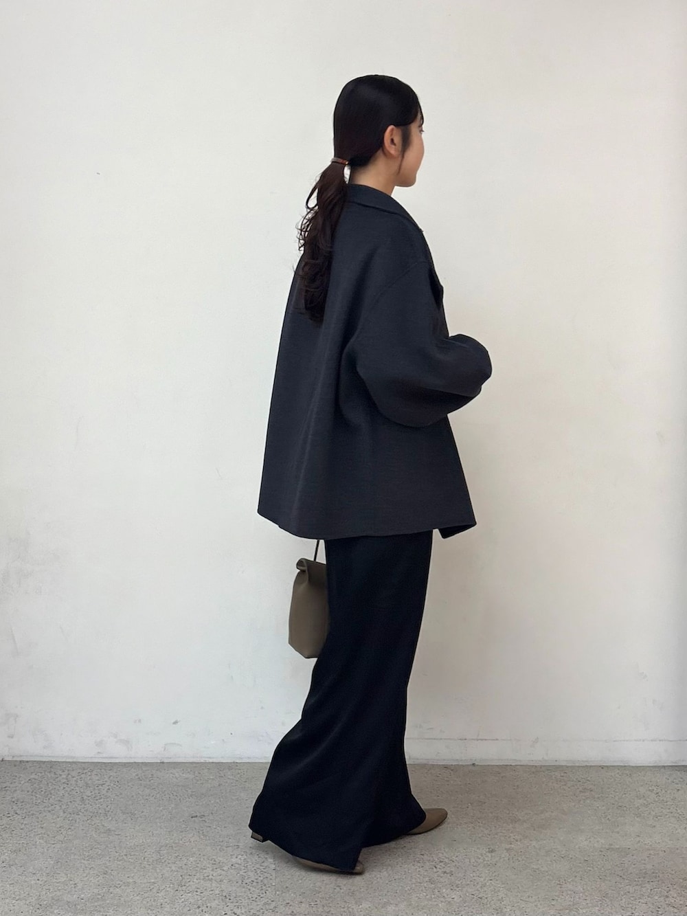 グレー系のその他アウター、ブラック系のカーゴパンツ、グレー系のニット/セーターを着用したレディースの秋コーディネートの2枚目の写真