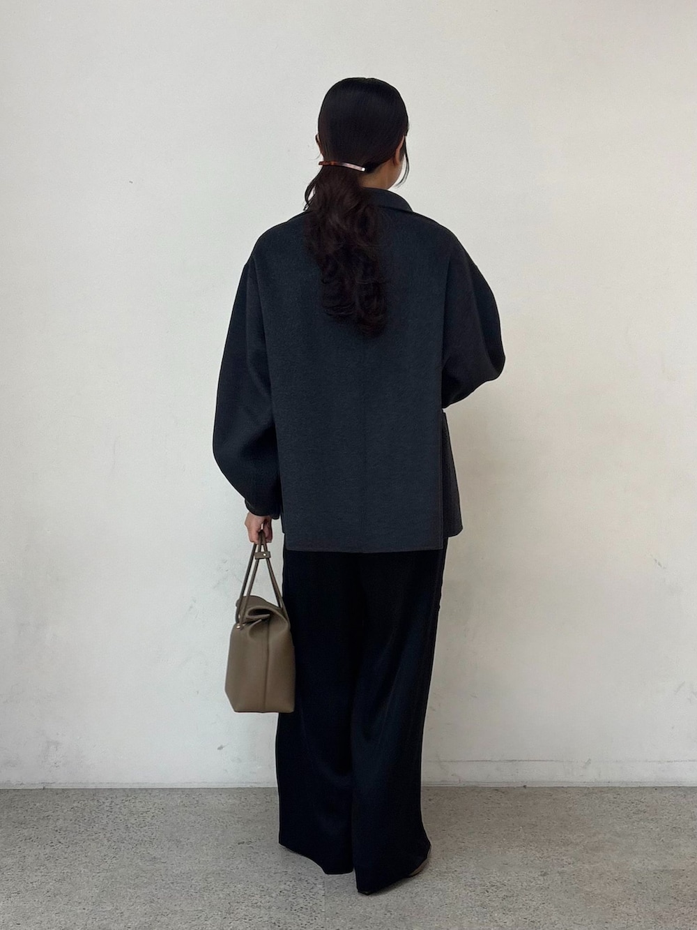 グレー系のその他アウター、ブラック系のカーゴパンツ、グレー系のニット/セーターを着用したレディースの秋コーディネートの3枚目の写真