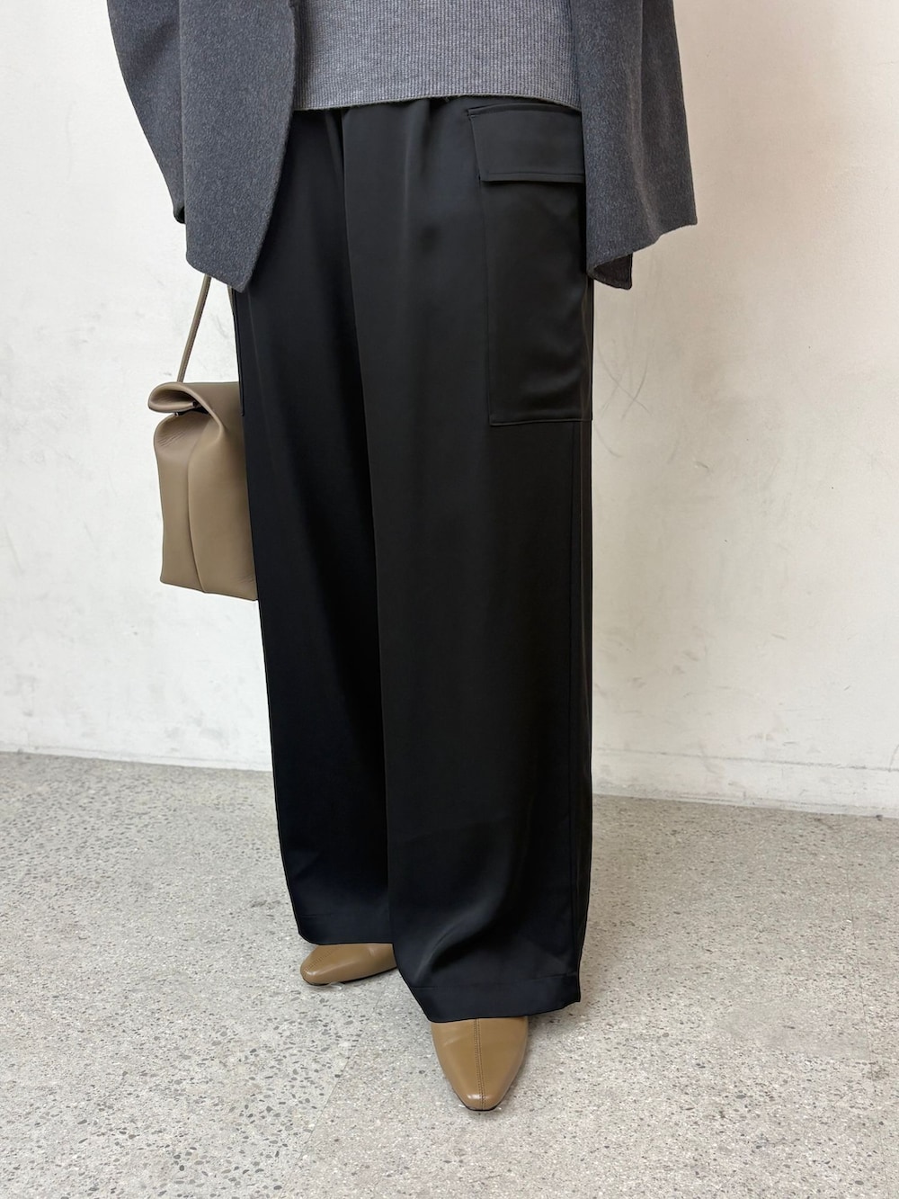 グレー系のその他アウター、ブラック系のカーゴパンツ、グレー系のニット/セーターを着用したレディースの秋コーディネートの10枚目の写真