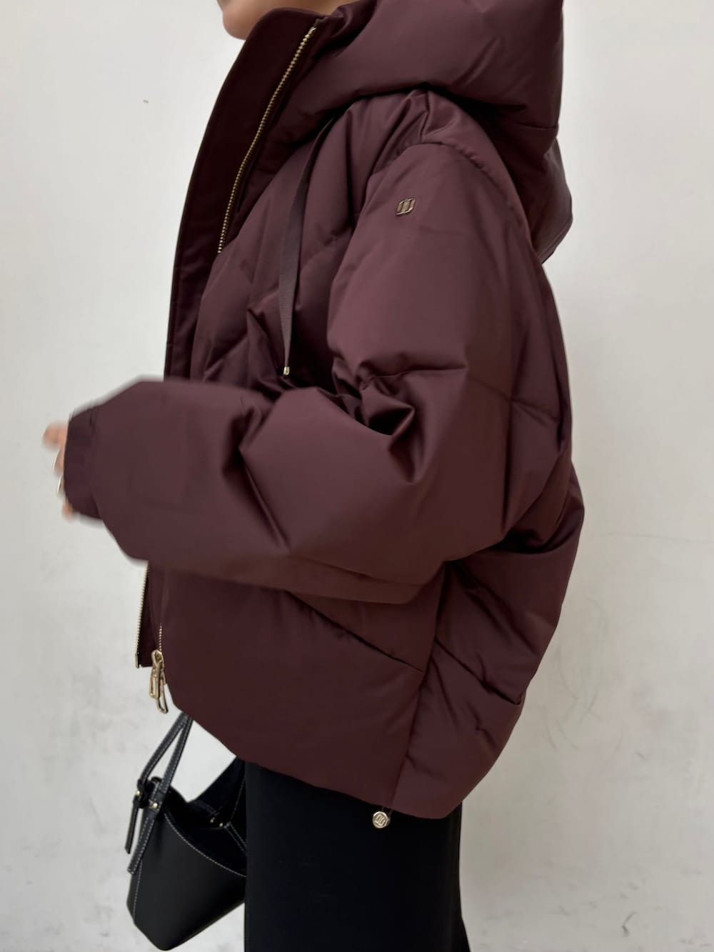 レッド系のダウンジャケット/コート、ブラック系のスカート、グレー系のニット/セーターを着用したレディースの秋コーディネートの7枚目の写真