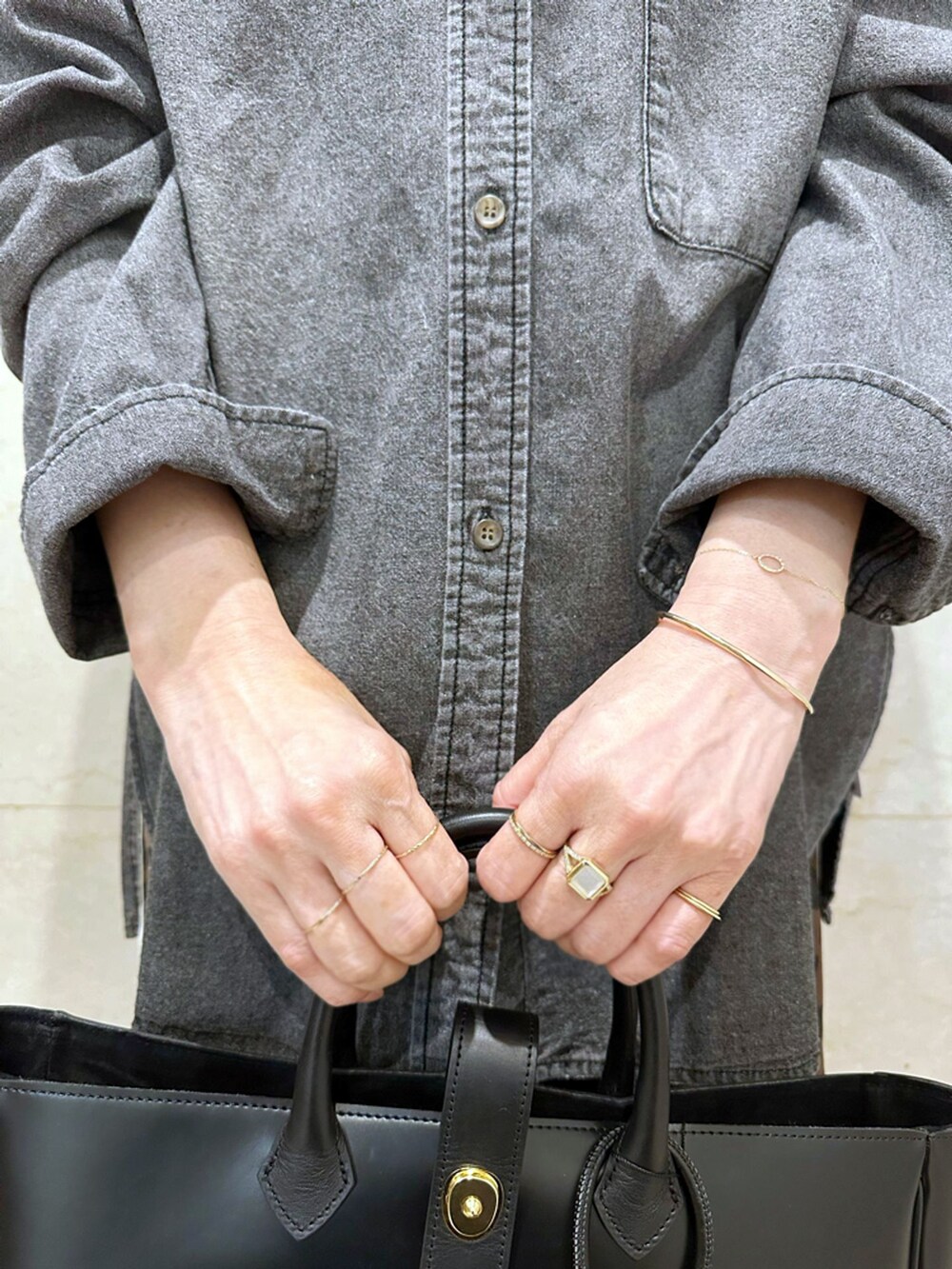 ブラウン系のその他パンツ、ブラック系のシャツ/ブラウス、ブラック系のトートバッグを着用したレディースの冬コーディネートの4枚目の写真