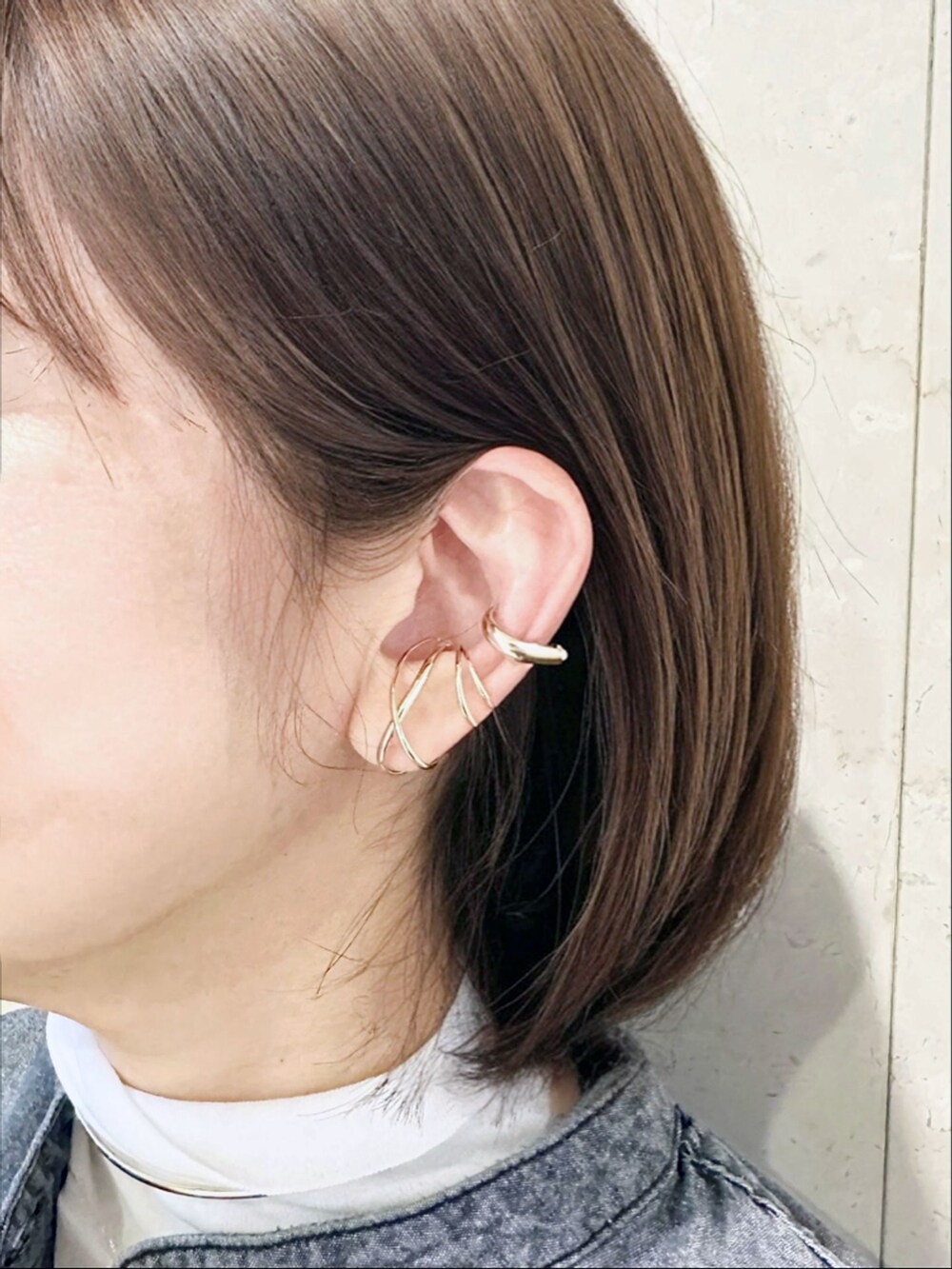 ブラウン系のその他パンツ、ブラック系のシャツ/ブラウス、ブラック系のトートバッグを着用したレディースの冬コーディネートの2枚目の写真