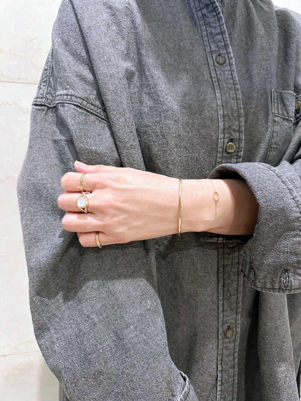 ブラウン系のその他パンツ、ブラック系のシャツ/ブラウス、ブラック系のトートバッグを着用したレディースの冬コーディネートの5枚目の写真