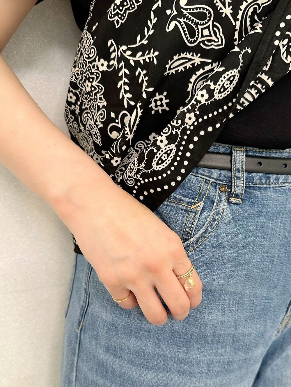 ブルー系のデニムパンツ、ブラック系のTシャツ/カットソー、イエロー系のショルダーバッグを着用したレディースの夏コーディネートの4枚目の写真
