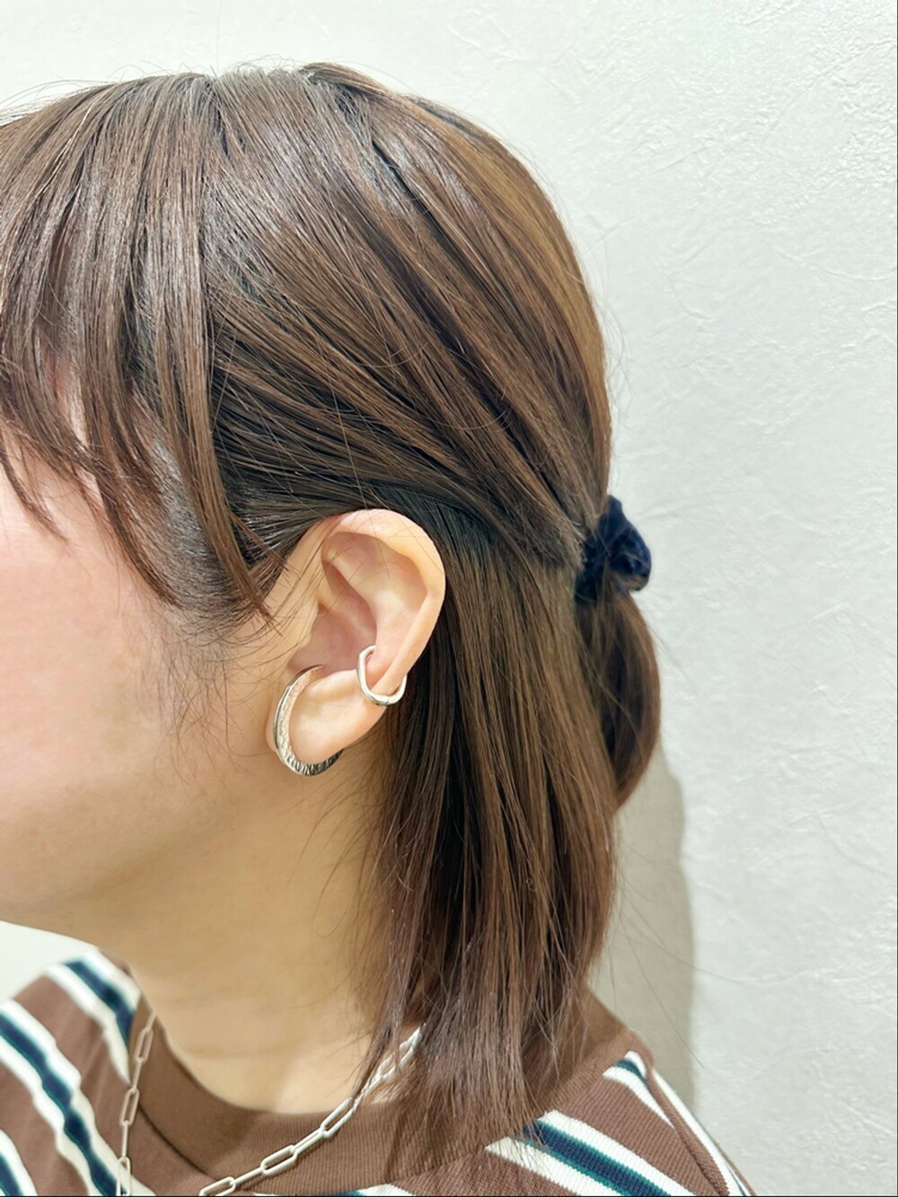 ブルー系のスラックス、その他のTシャツ/カットソー、ベージュ系のショルダーバッグを着用したレディースの春コーディネートの3枚目の写真