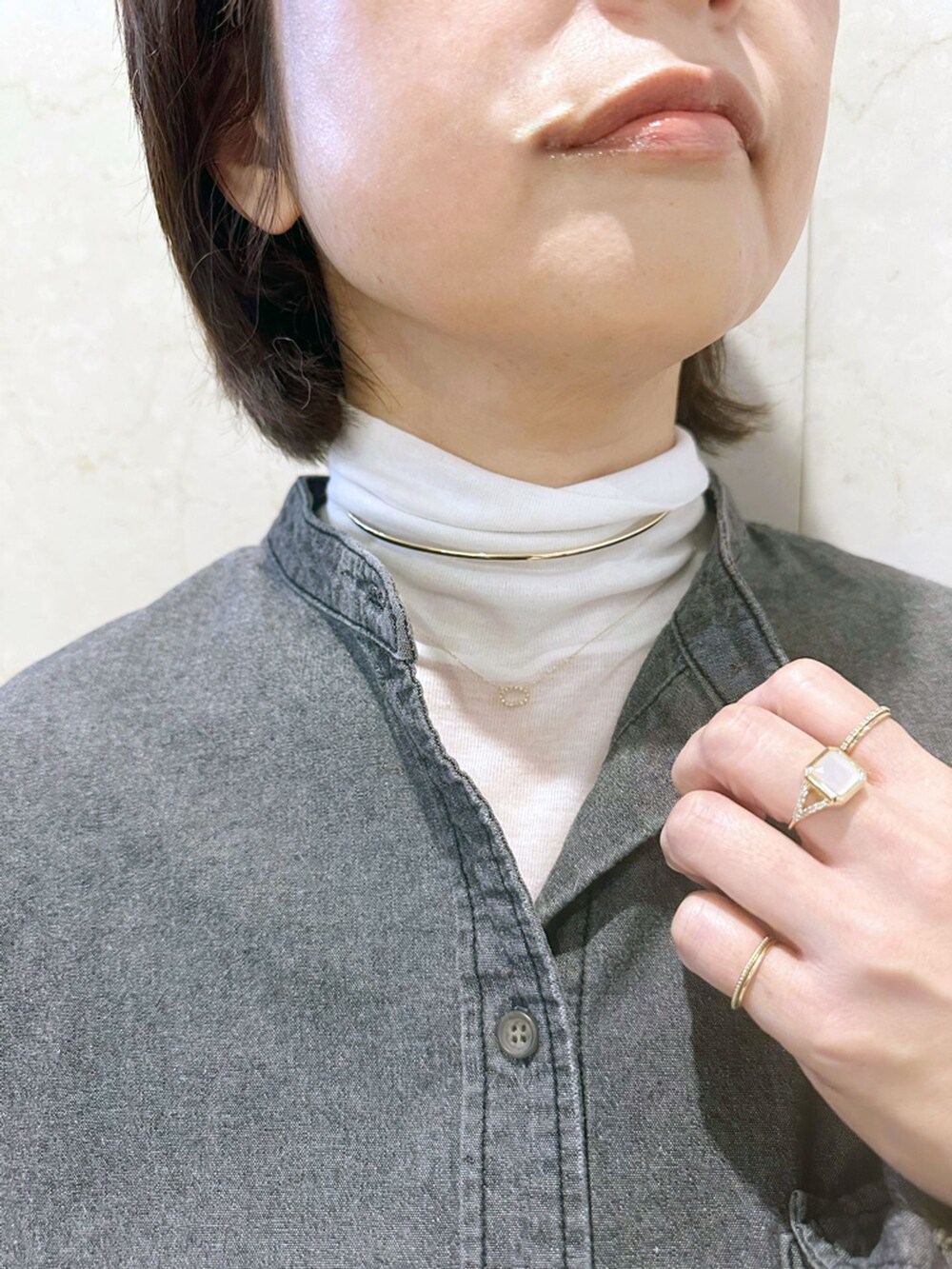 ブラウン系のその他パンツ、ブラック系のシャツ/ブラウス、ブラック系のトートバッグを着用したレディースの冬コーディネートの3枚目の写真