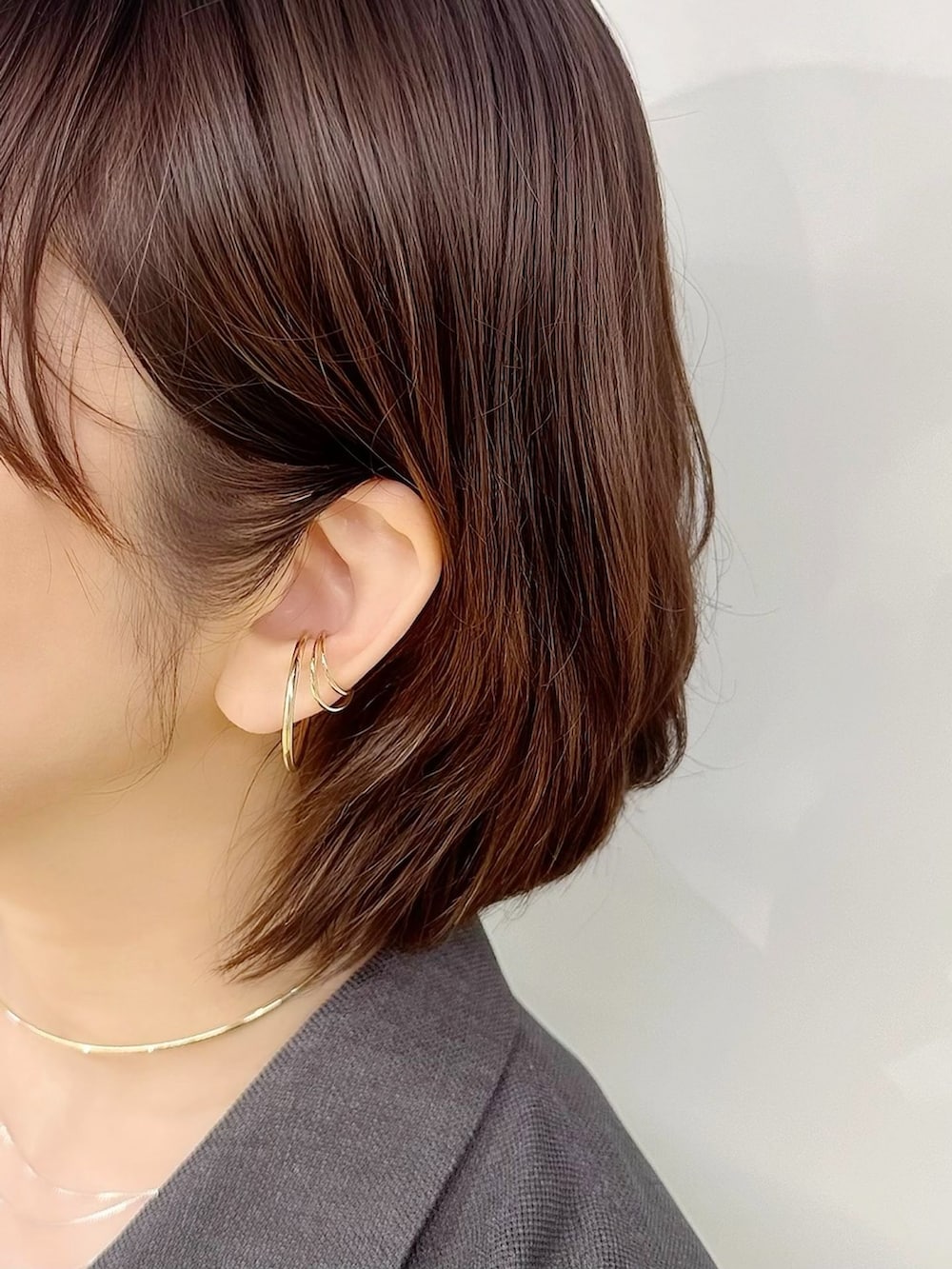 ブラック系のトートバッグ、ブラック系のサンダル、グレー系のストール/ショールを着用したレディースの夏コーディネートの3枚目の写真