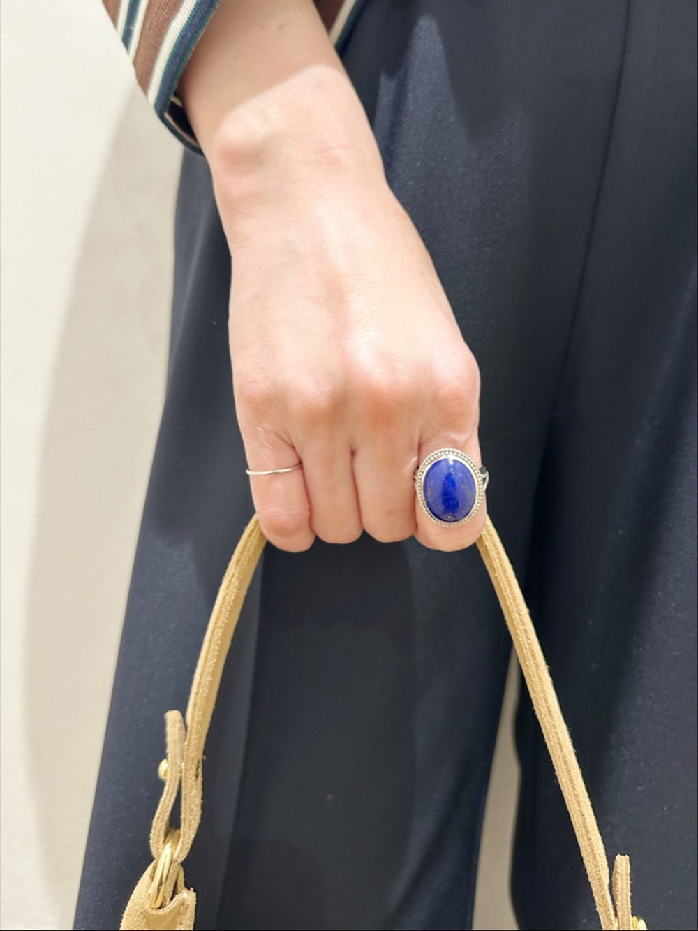ブルー系のスラックス、その他のTシャツ/カットソー、ベージュ系のショルダーバッグを着用したレディースの春コーディネートの4枚目の写真
