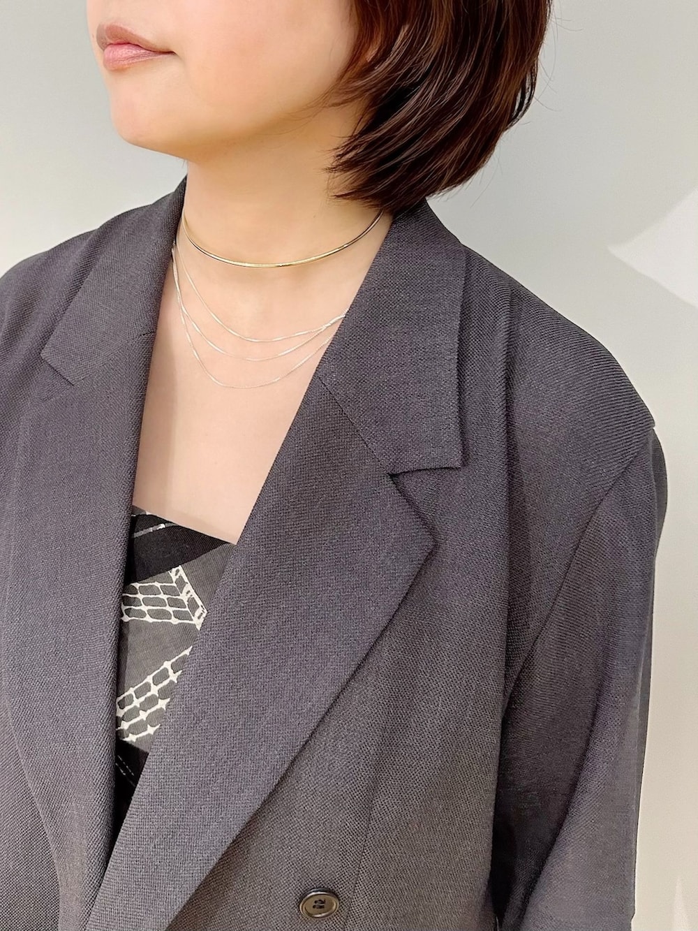 ブラック系のトートバッグ、ブラック系のサンダル、グレー系のストール/ショールを着用したレディースの夏コーディネートの2枚目の写真
