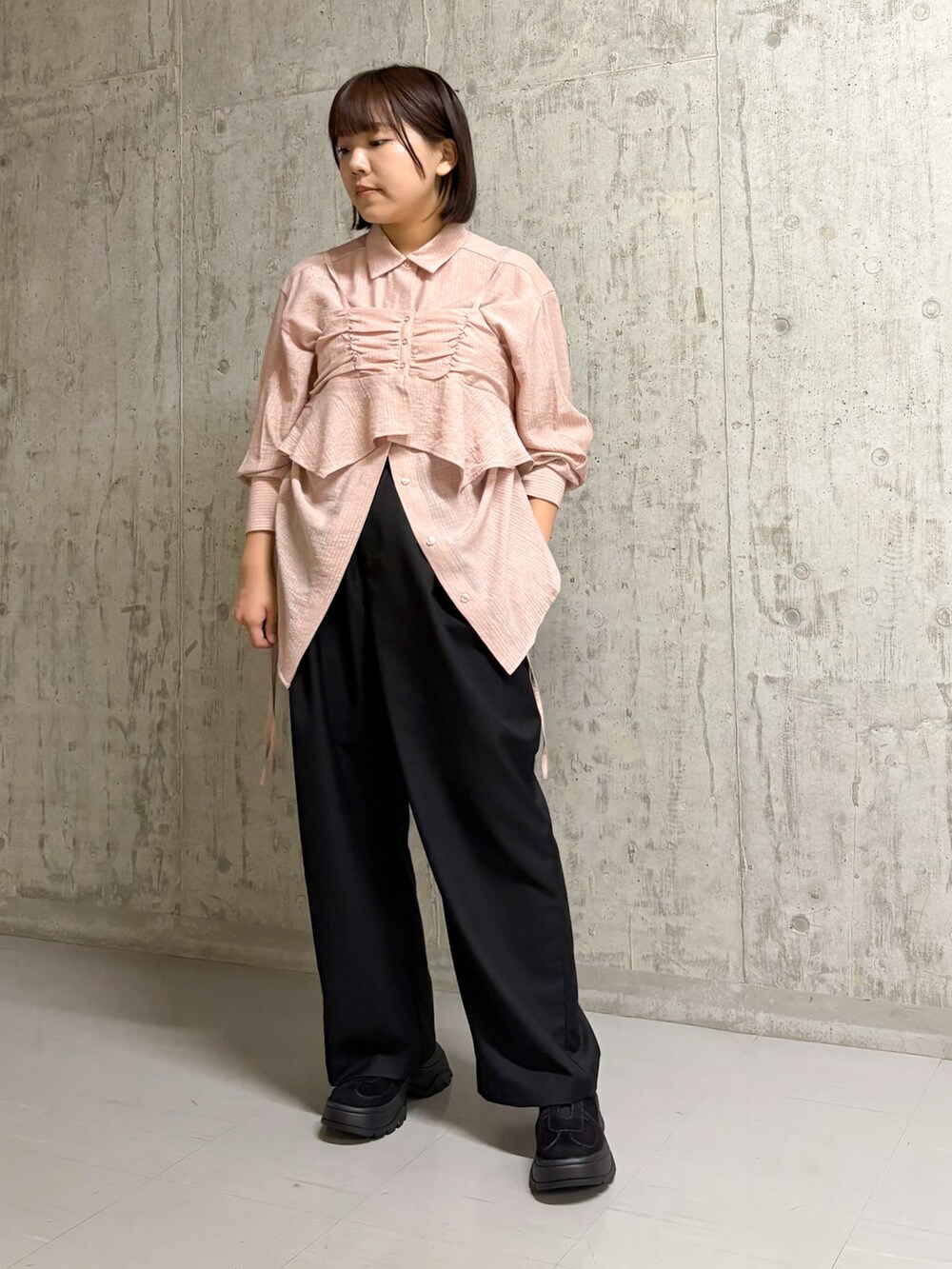 ピンク系のシャツ/ブラウス、ブラック系のその他パンツ、ブラック系のスニーカーを着用したレディースの秋コーディネートの2枚目の写真