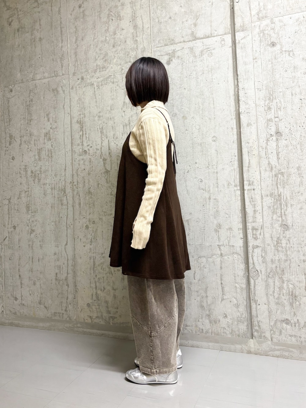 ブラウン系のニット/セーター、ブラウン系のワンピース、ブラウン系のその他パンツを着用したレディースの秋コーディネートの4枚目の写真