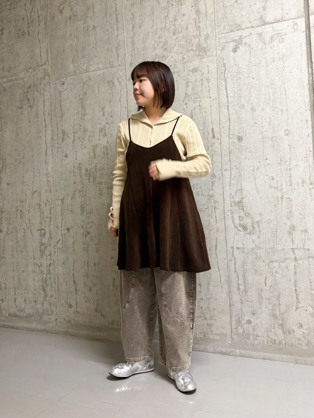 ブラウン系のニット/セーター、ブラウン系のワンピース、ブラウン系のその他パンツを着用したレディースの秋コーディネートの3枚目の写真