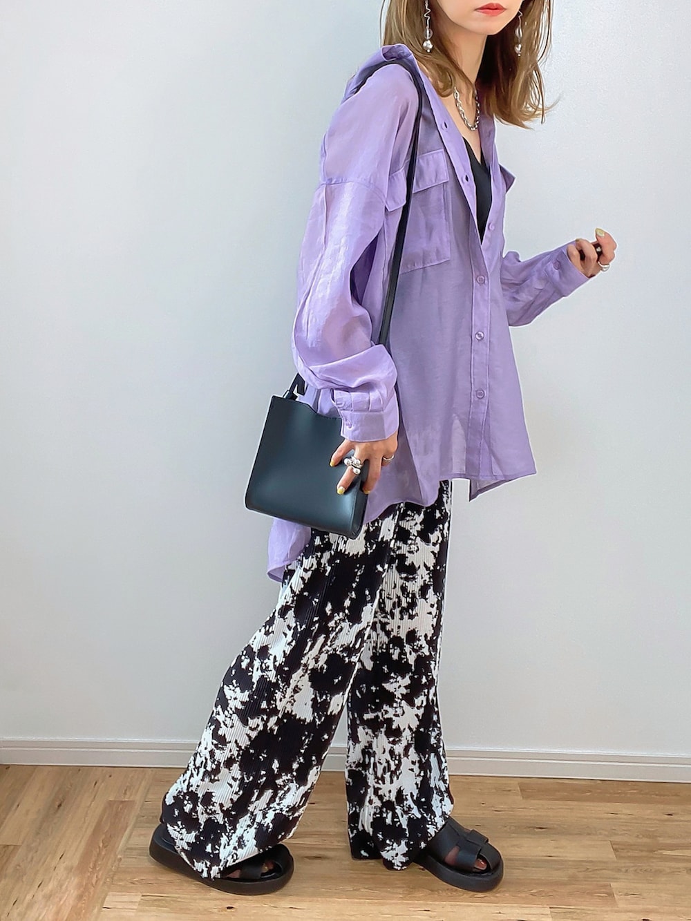 ブラック系のパンツ、パープル系のシャツ/ブラウス、ブラック系のタンクトップを着用したレディースの夏コーディネートの2枚目の写真