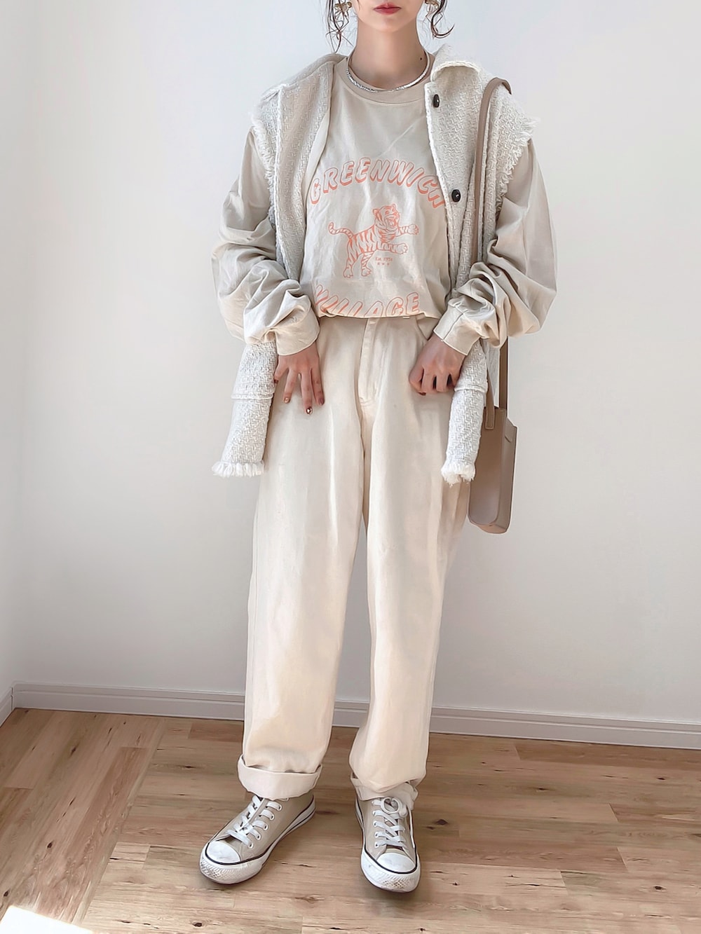 ホワイト系のベスト、ベージュ系のTシャツ/カットソー、ホワイト系のその他パンツを着用したレディースの秋コーディネートの2枚目の写真
