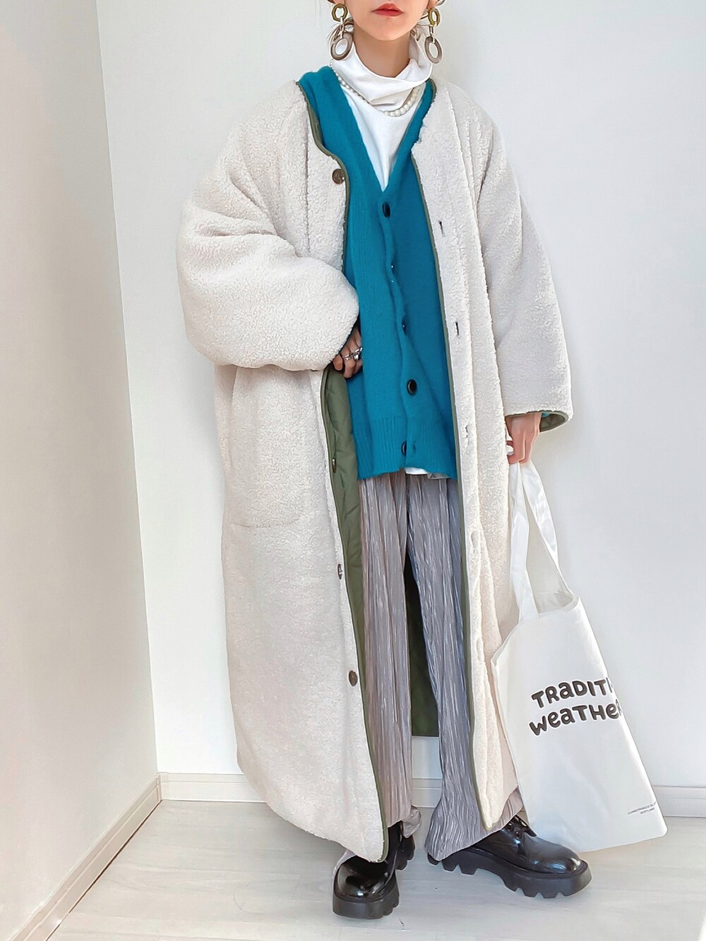 「クリスマスに着たい服、リバーシブル、ボアコート、カラーニット、プリーツパンツ、ラクチンコーデ、カジュアルコーデ、オトナ女子、タートルネック、ビッグシルエット」|「CORNERSのキルティング×ボアリバーシブルロングコート(ダウンジャケット/コート、グリーン系)」を使った、kuuuuraさん(レディース・158cm)の冬コーディネートの2枚目の写真