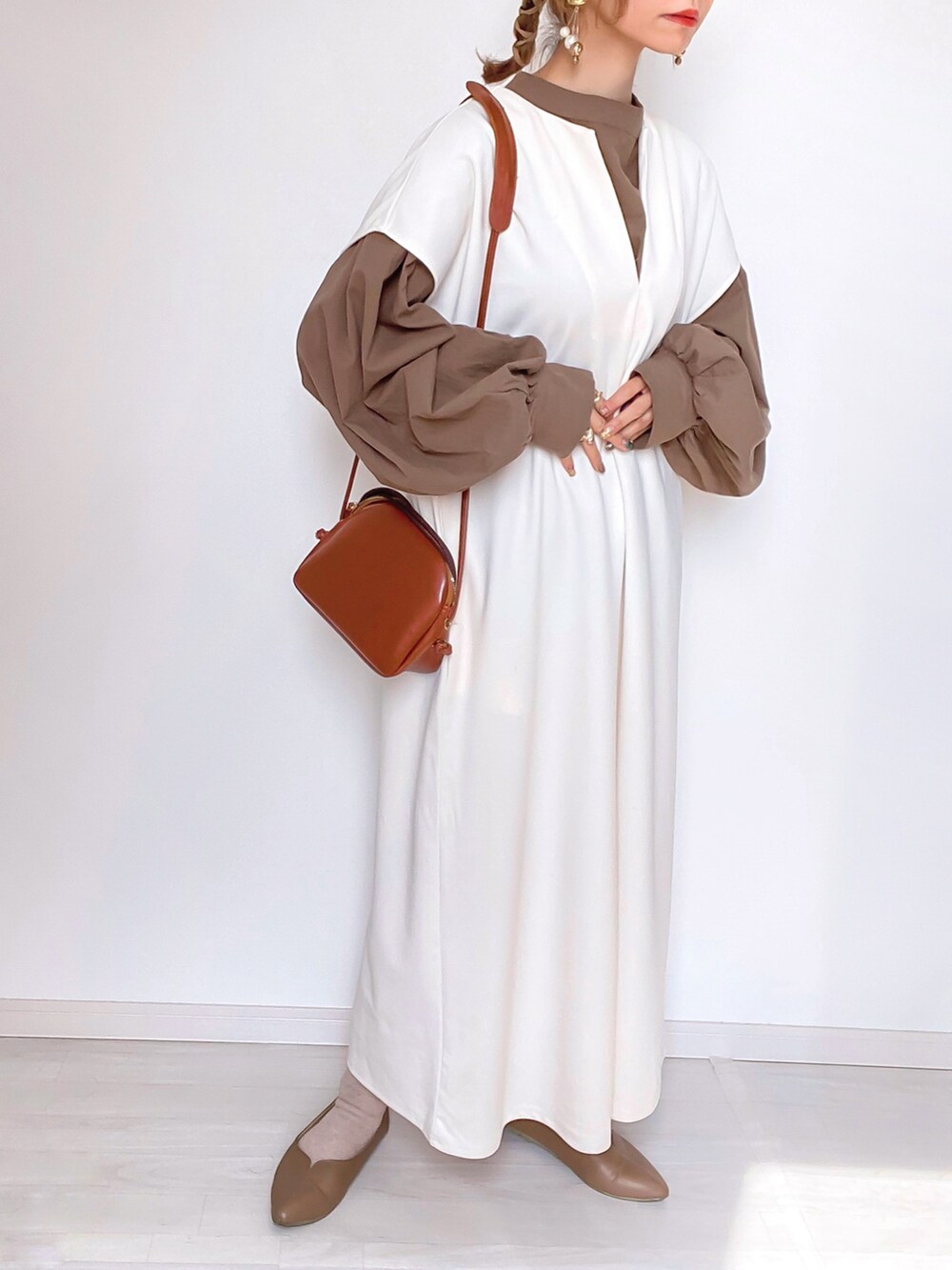 ホワイト系のワンピース、ブラウン系のシャツ/ブラウス、ブラウン系のショルダーバッグを着用したレディースの春コーディネートの2枚目の写真