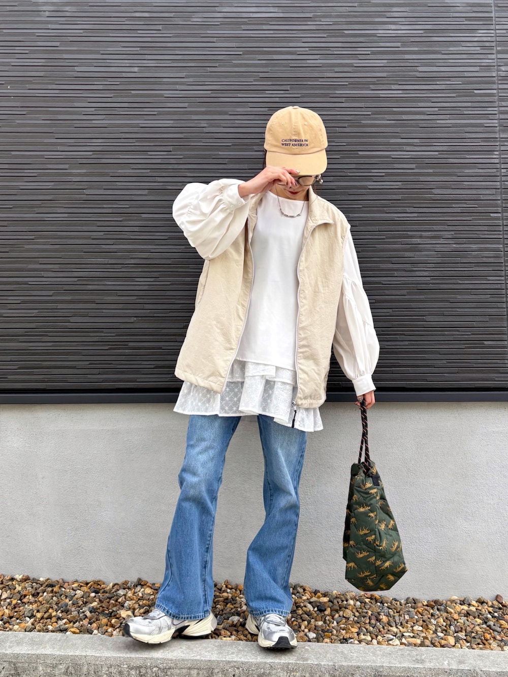 「春めき満開コーデ、デニム、レイヤードスタイル、春色、春服コーデ、ナイロンベスト、ベスト、ゆるシルエット、カジュアルスタイル」｜「tiptopの【2way】総刺繍コットンキャミスカート（スカート、ホワイト系）」を使った、kuuuuraさん（レディース・158cm）の春コーディネートの2枚目の写真